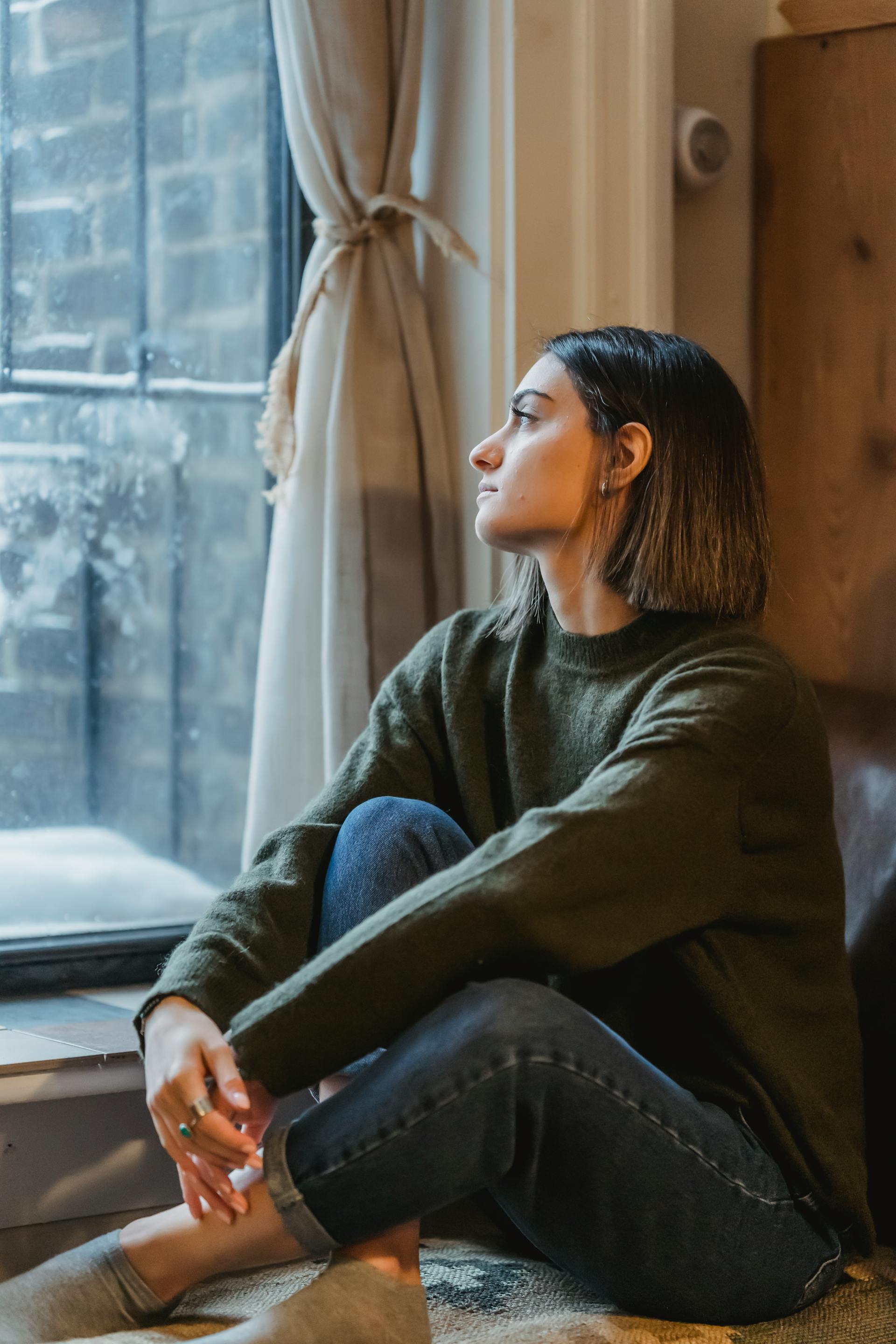 Eine in tiefe Gedanken versunkene Frau | Quelle: Pexels