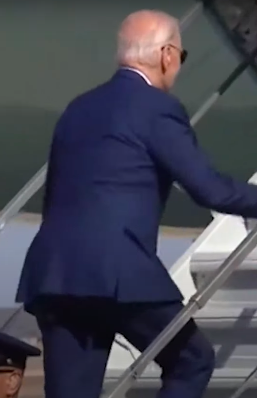 Joe Biden stolpert leicht die Stufen zur Air Force One hinauf. | Quelle: YouTube/New York Post