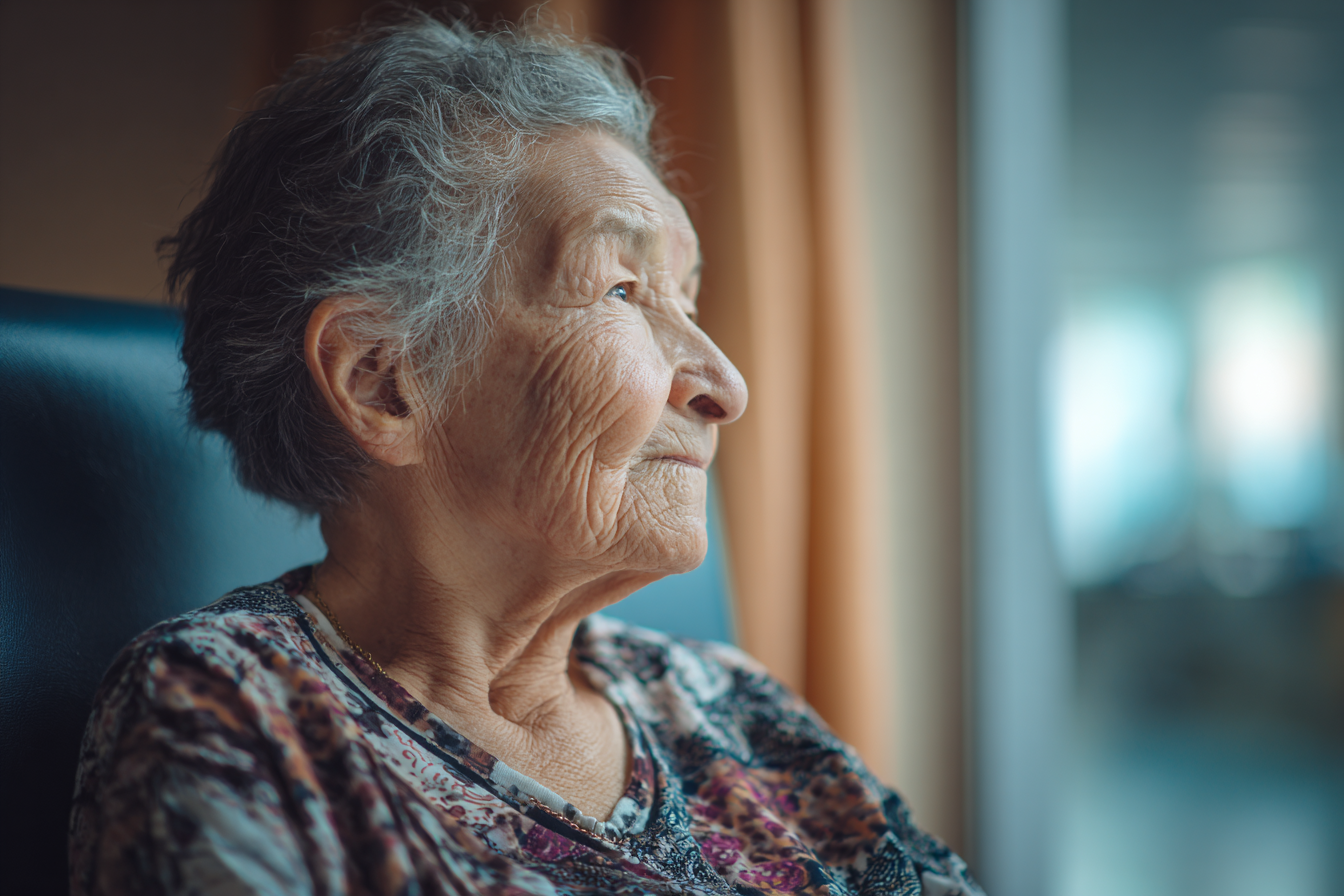 Eine ältere Frau sitzt im Wartebereich eines Krankenhauses | Quelle: Midjourney