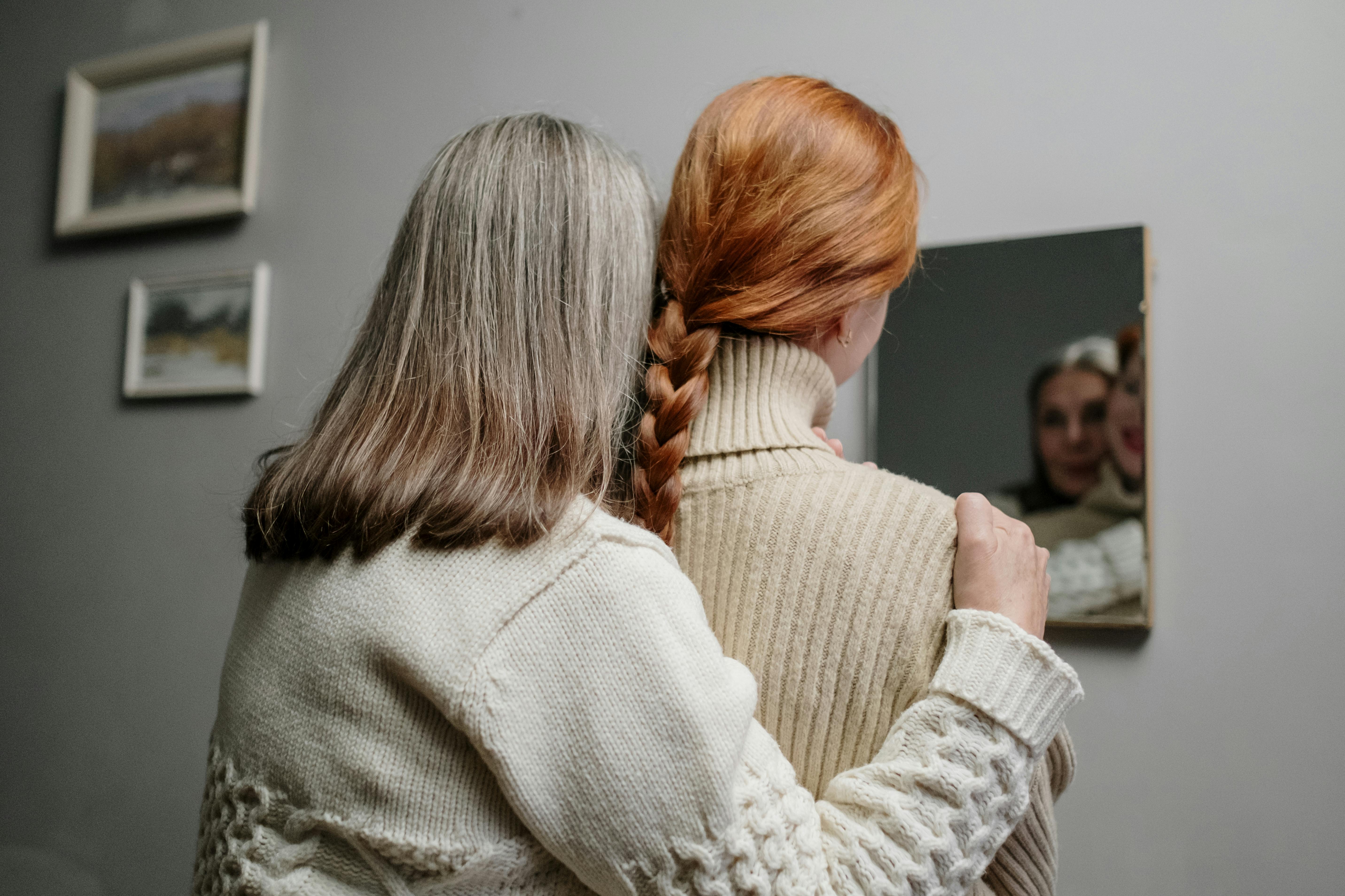 Eine Mutter und ihre Tochter, die sich umarmen | Quelle: Pexels