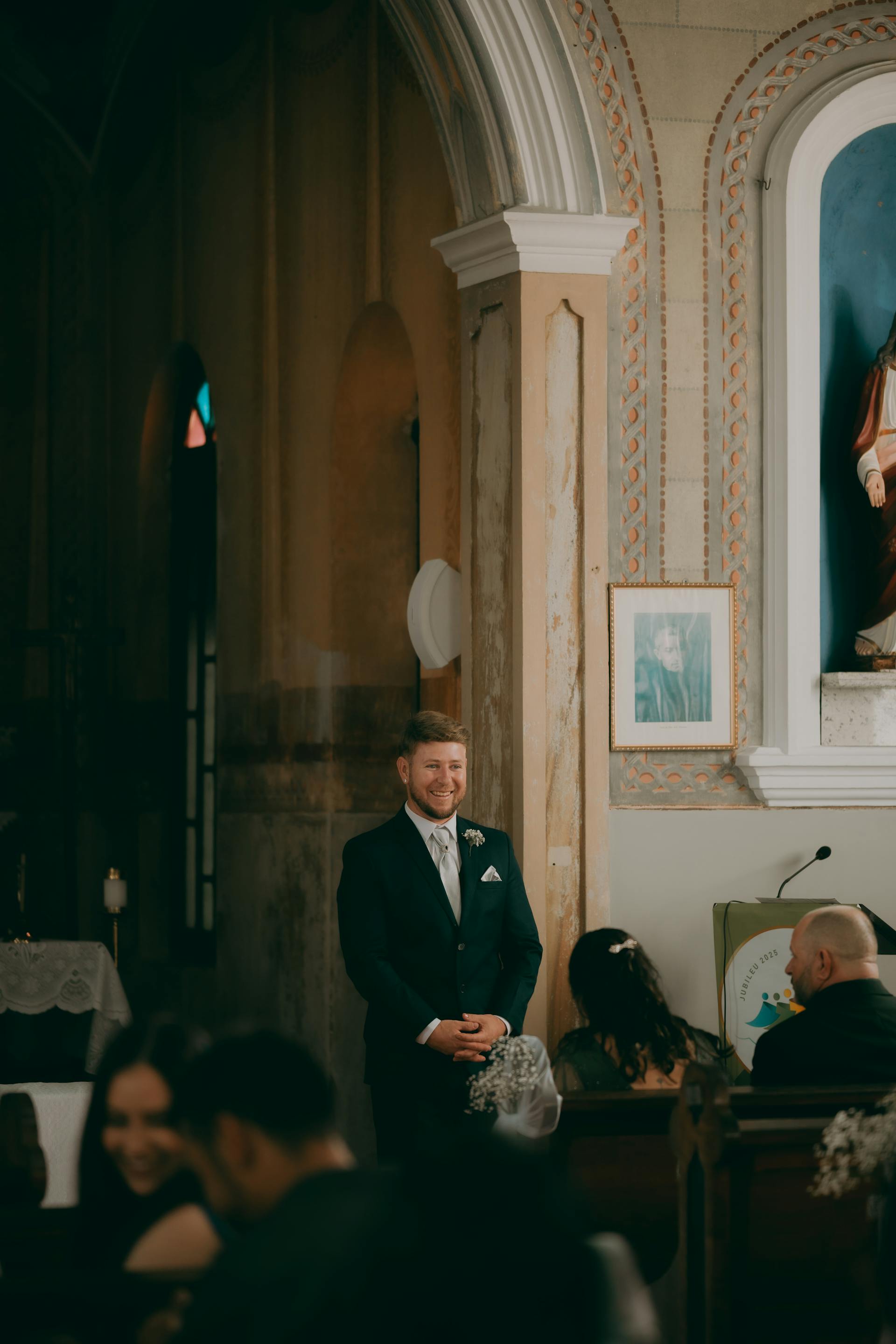 Ein Bräutigam, der seine Braut am Altar erwartet | Quelle: Pexels