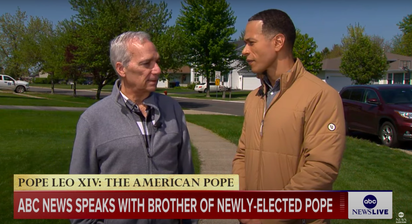 Der Bruder von Papst Leo, John Prevost, im Gespräch mit ABC News-Reporter Alex Perez über die Geschichte seiner Kindheit, gepostet am 8. Mai 2025. | Quelle: YouTube/ABC News