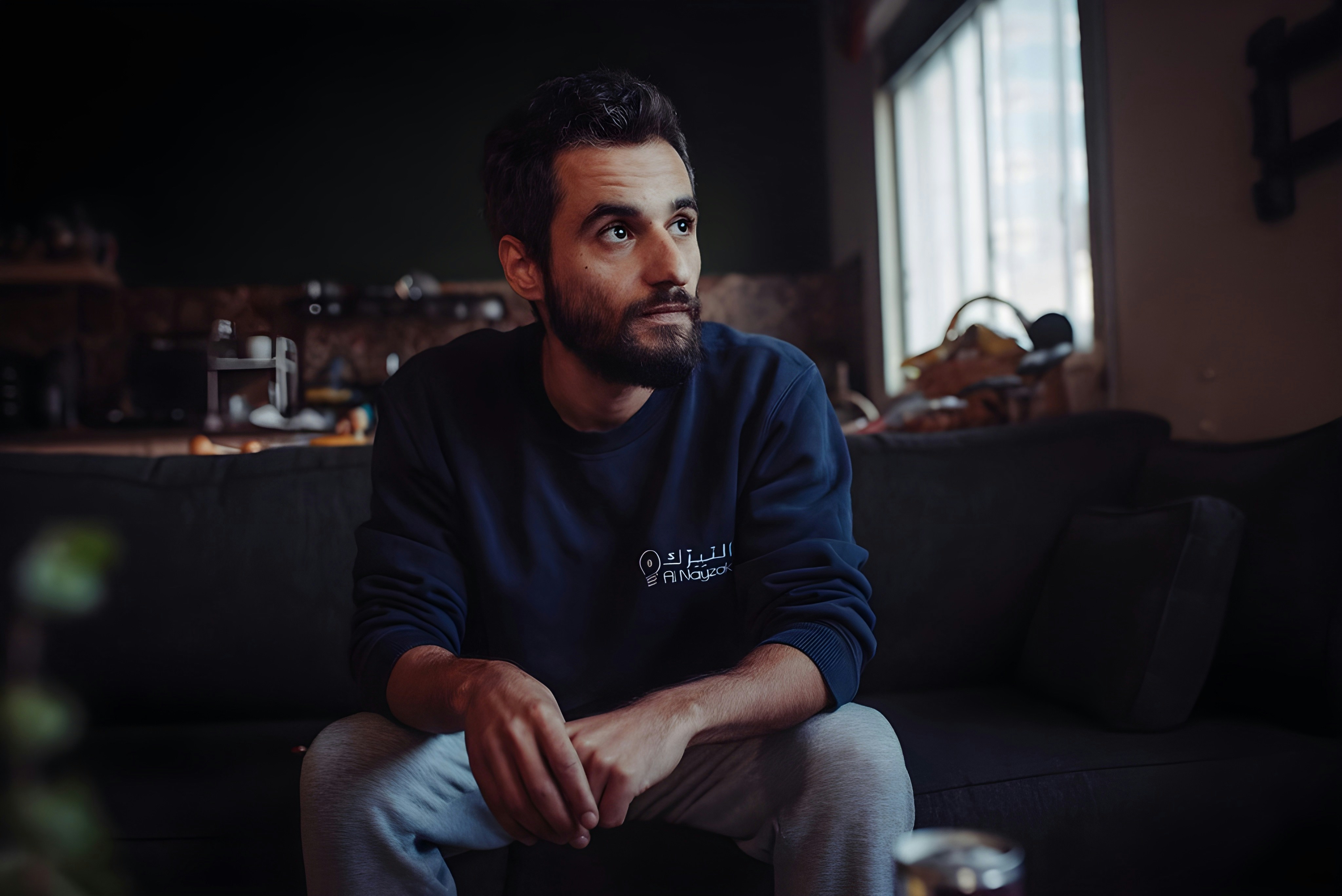 Ein Mann sitzt auf einer Couch | Quelle: Unsplash