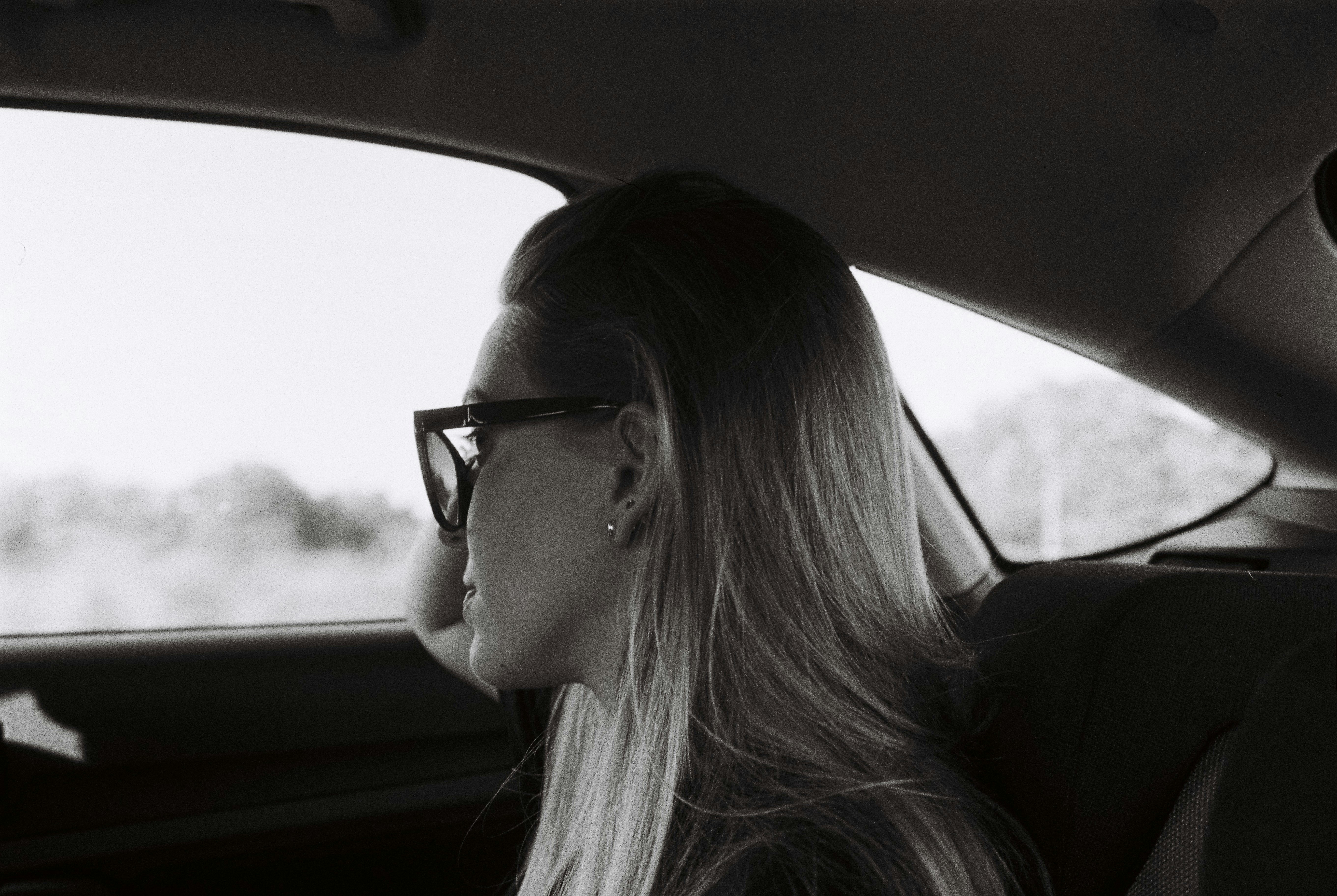 Eine Frau, die in einem Auto sitzt | Quelle: Unsplash