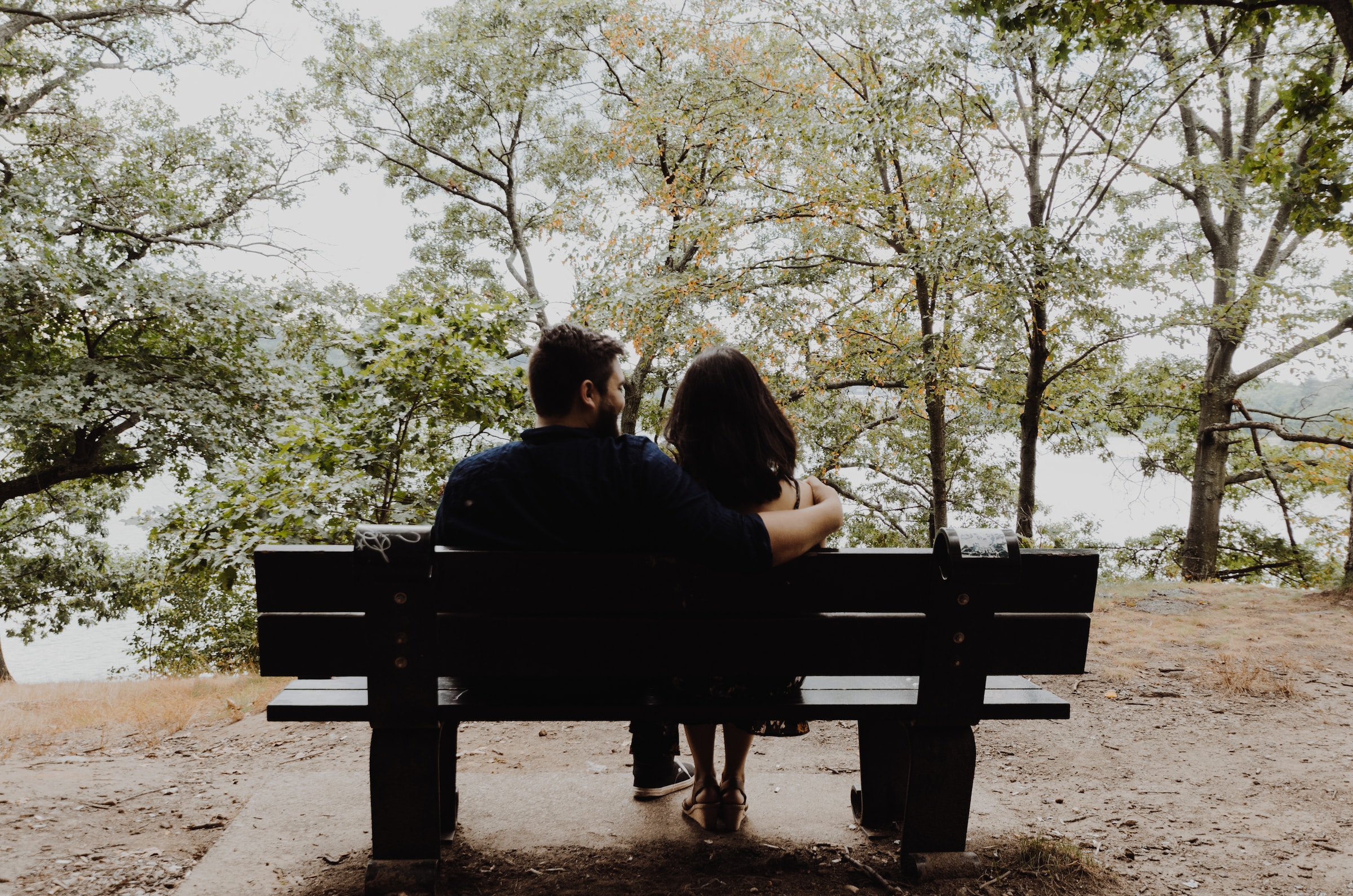 Para siedząca na ławce | Źródło: Unsplash