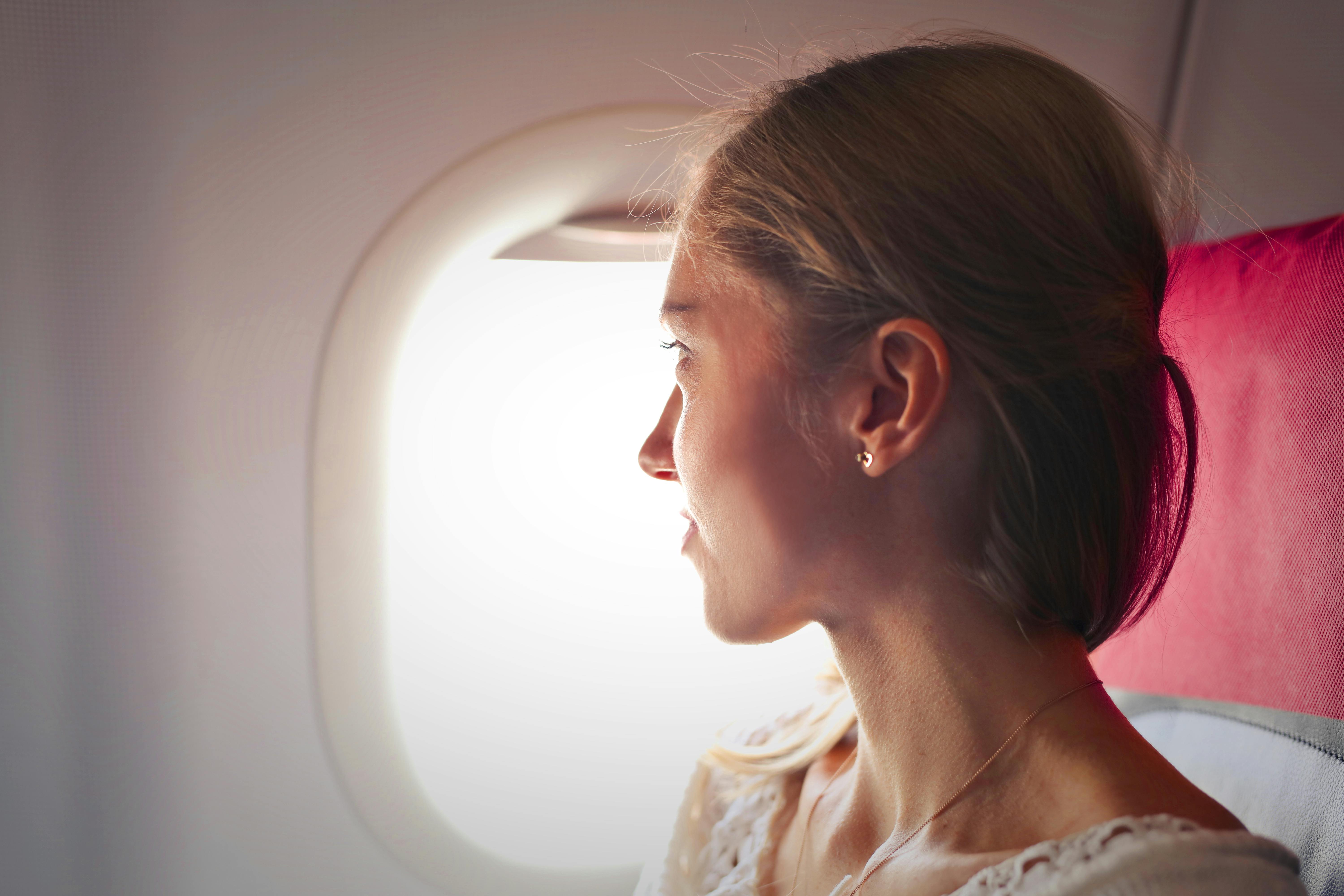Eine Frau auf einem Fensterplatz im Flugzeug | Quelle: Pexels