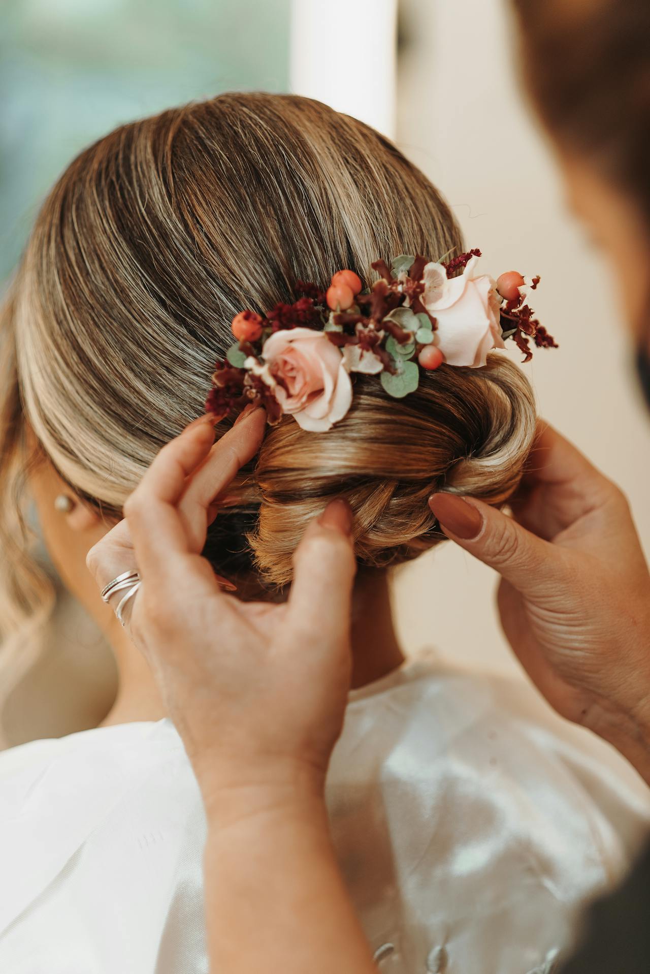 Eine Frau, die einer Braut die Haare richtet | Quelle: Pexels