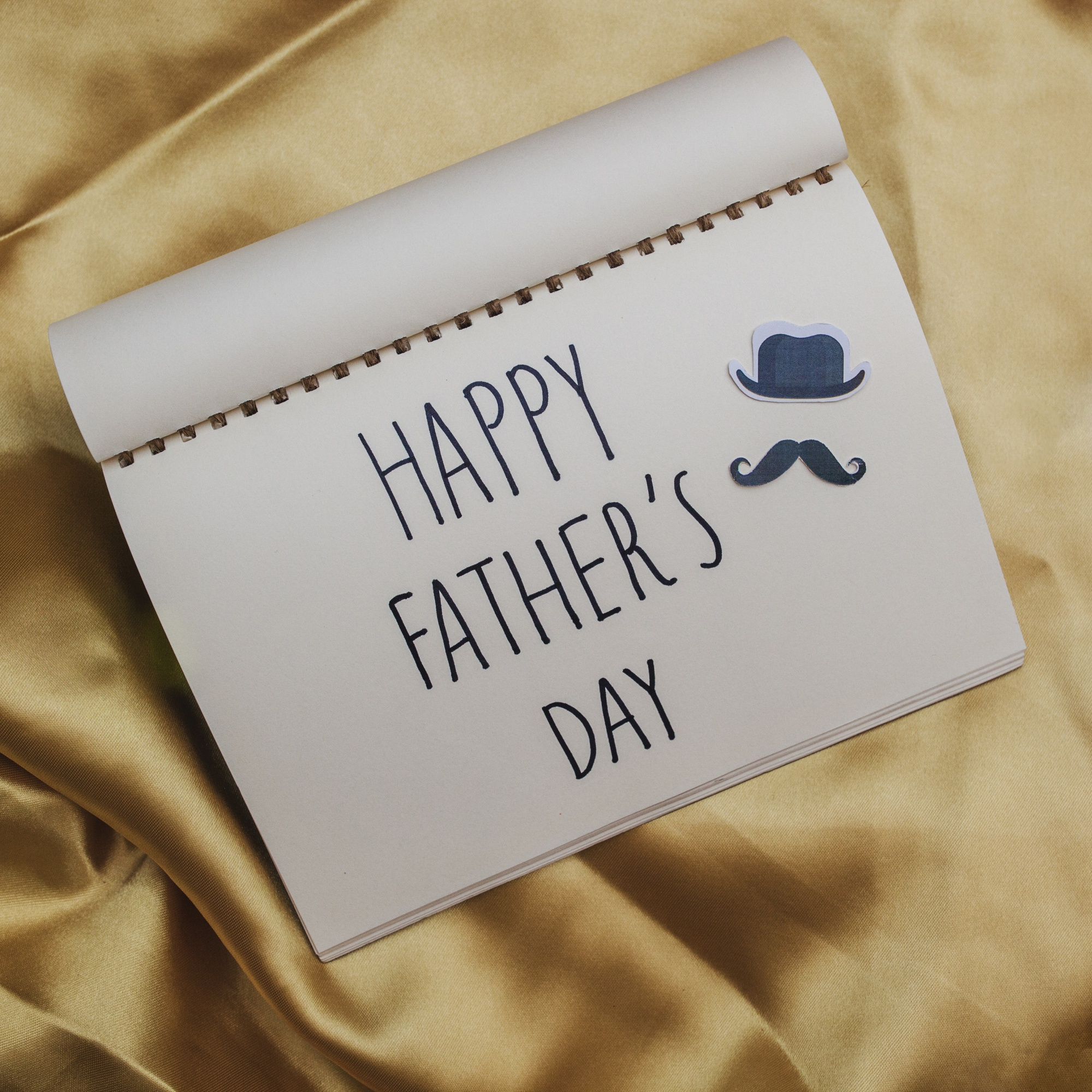 „Happy Father's Day“ auf einem Notizbuch geschrieben | Quelle: Freepik