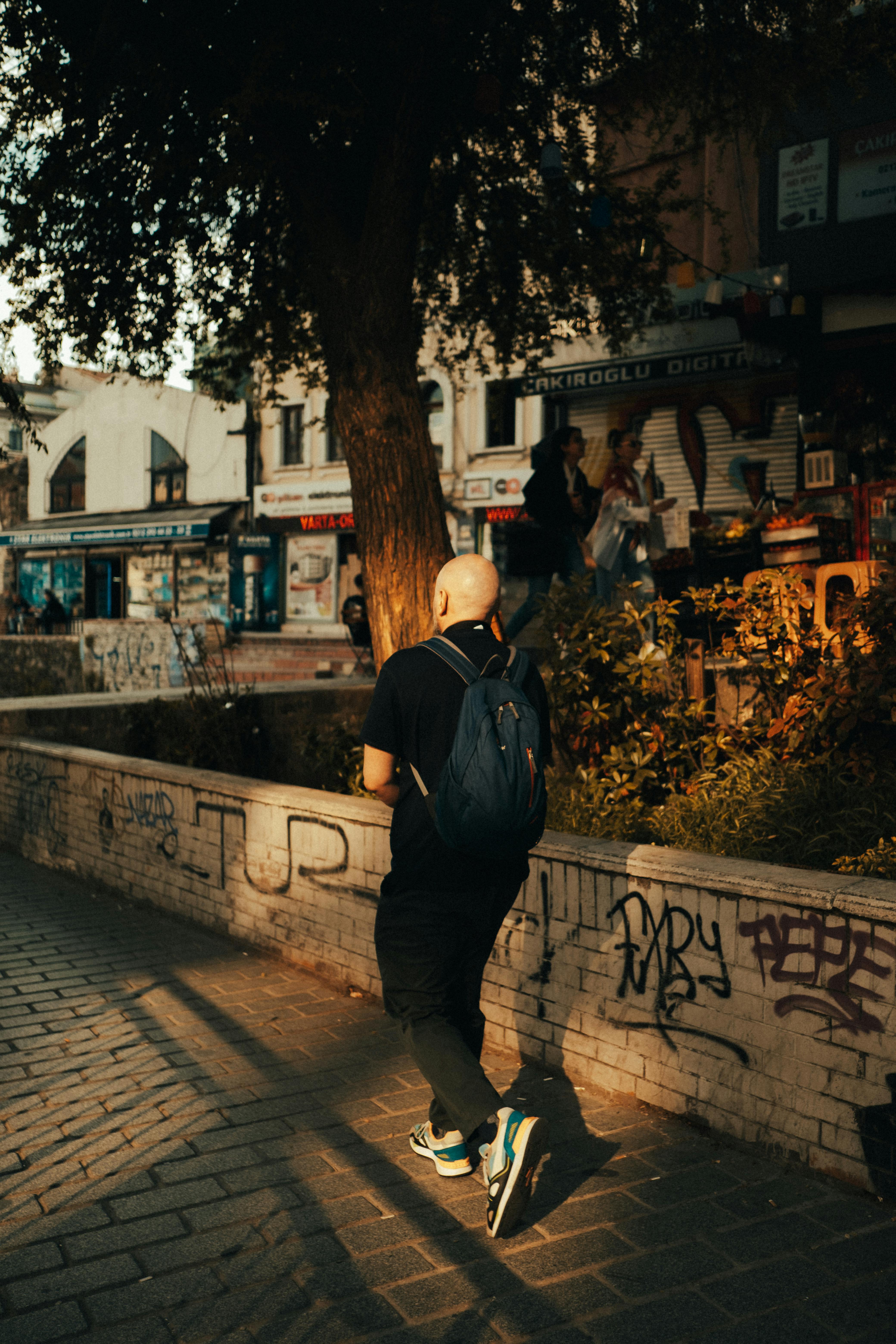 Ein Mann, der weggeht | Quelle: Pexels