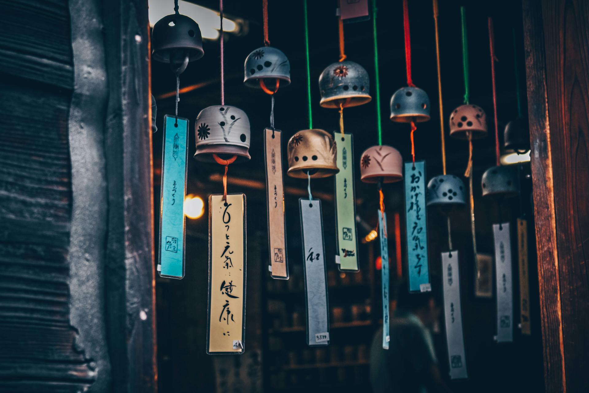Japanische Windspiele, die an einer Tür hängen | Quelle: Pexels