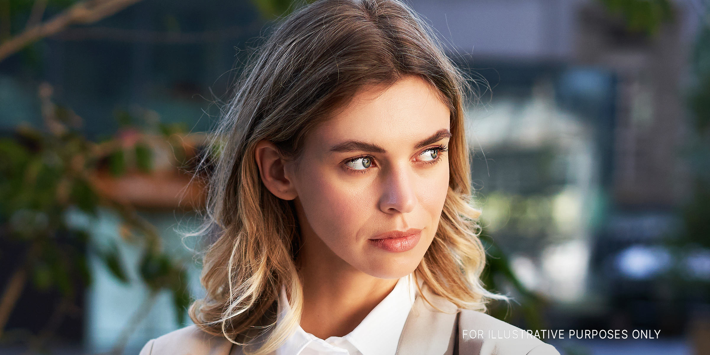 Eine junge Frau schaut zur Seite | Quelle: Freepik