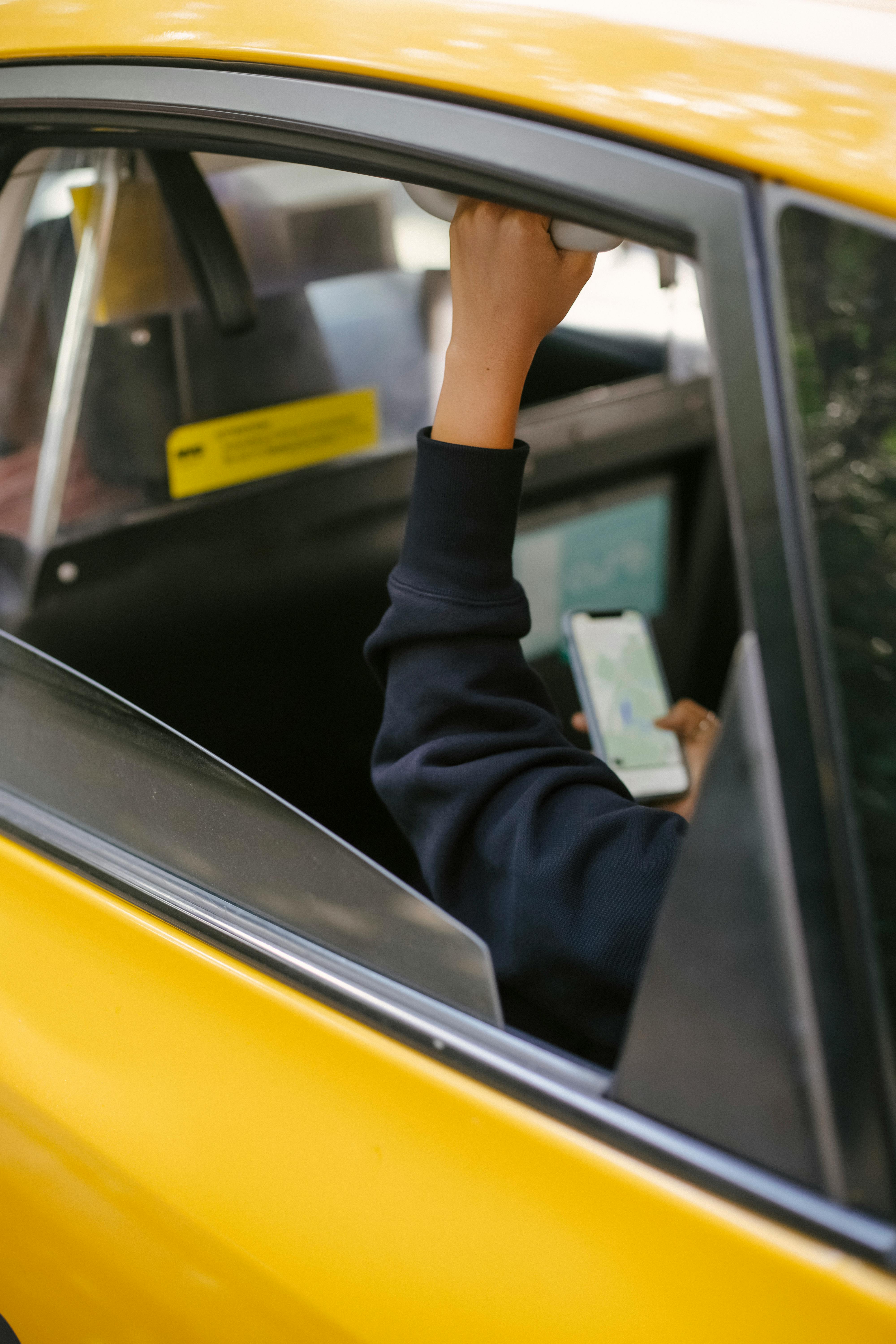 Jemand in einem gelben Taxi | Quelle: Pexels