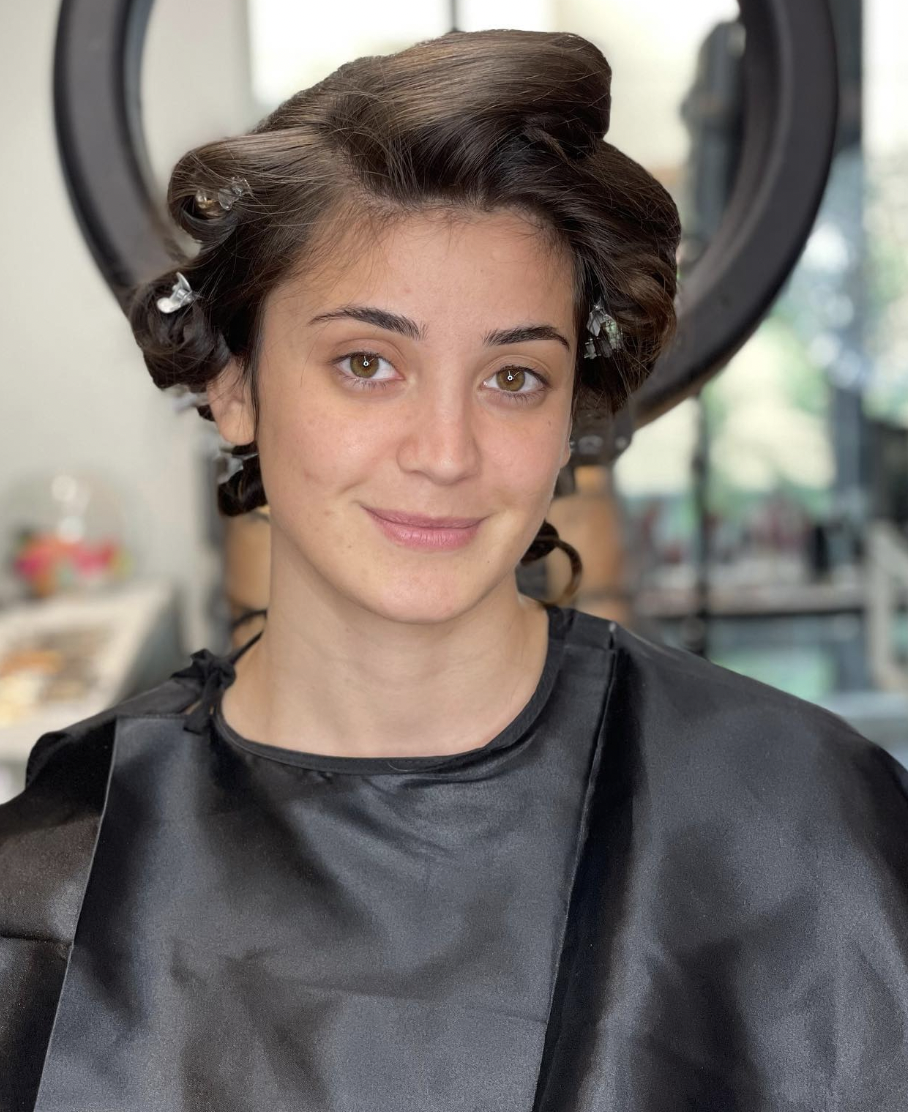 Die Braut vor dem Auftragen des Make-ups | Quelle: Instagram/arber_bytyqi_mua