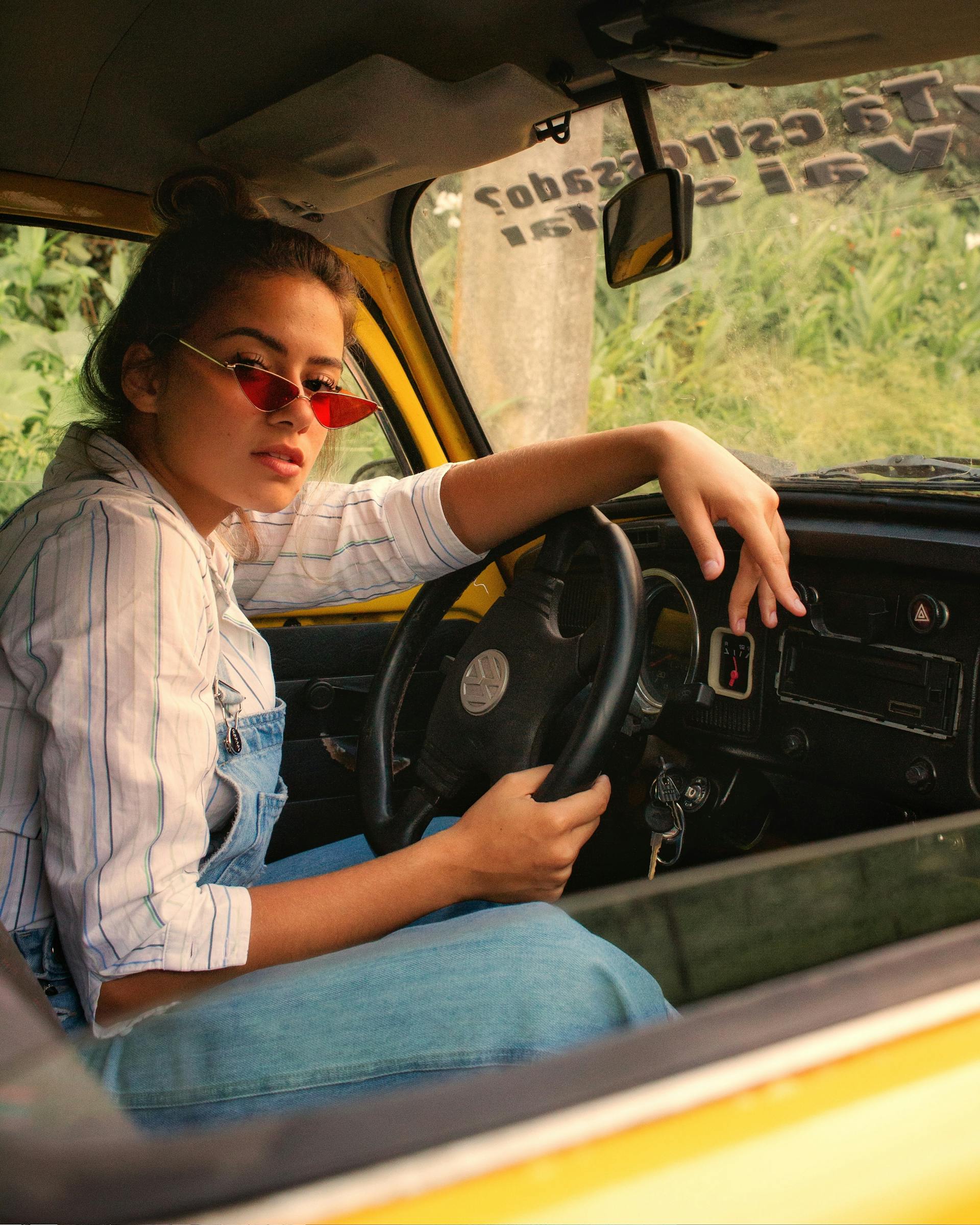 Eine Autofahrerin, die nach rechts schaut | Quelle: Pexels