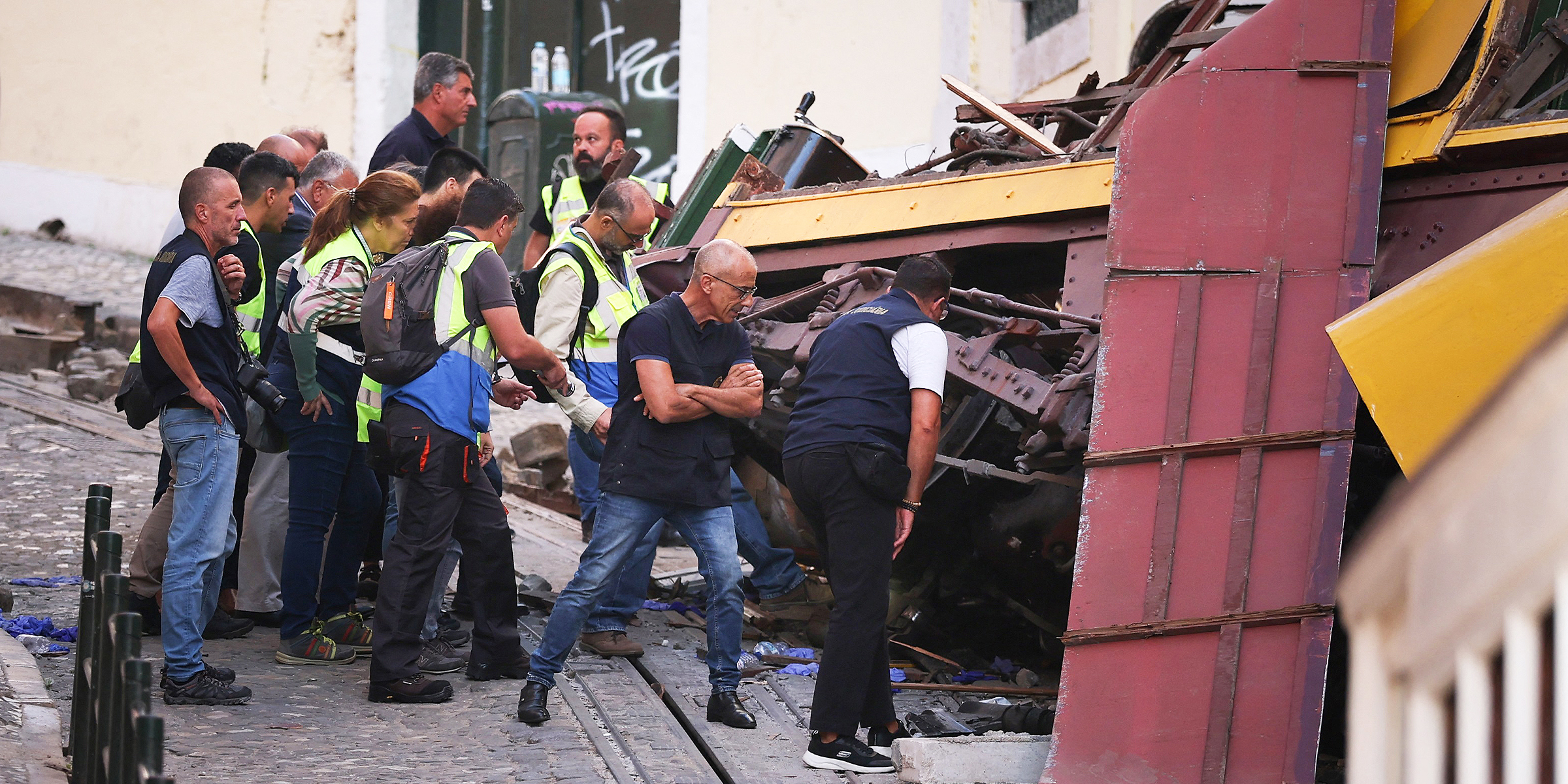Die Polizei untersucht das Wrack der Gloria-Seilbahn einen Tag nach dem Unfall, bei dem 15 Menschen in Lissabon ums Leben kamen, am 4. September 2025 | Quelle: Getty Images