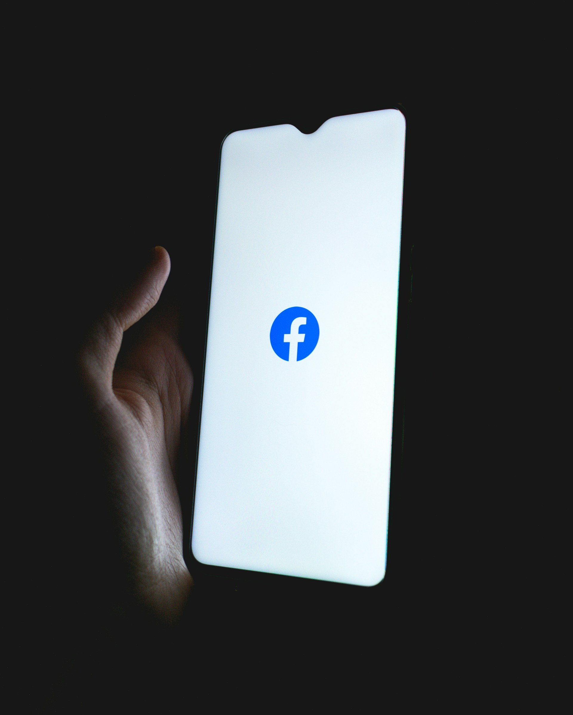 Eine Person hält ein Telefon | Quelle: Unsplash