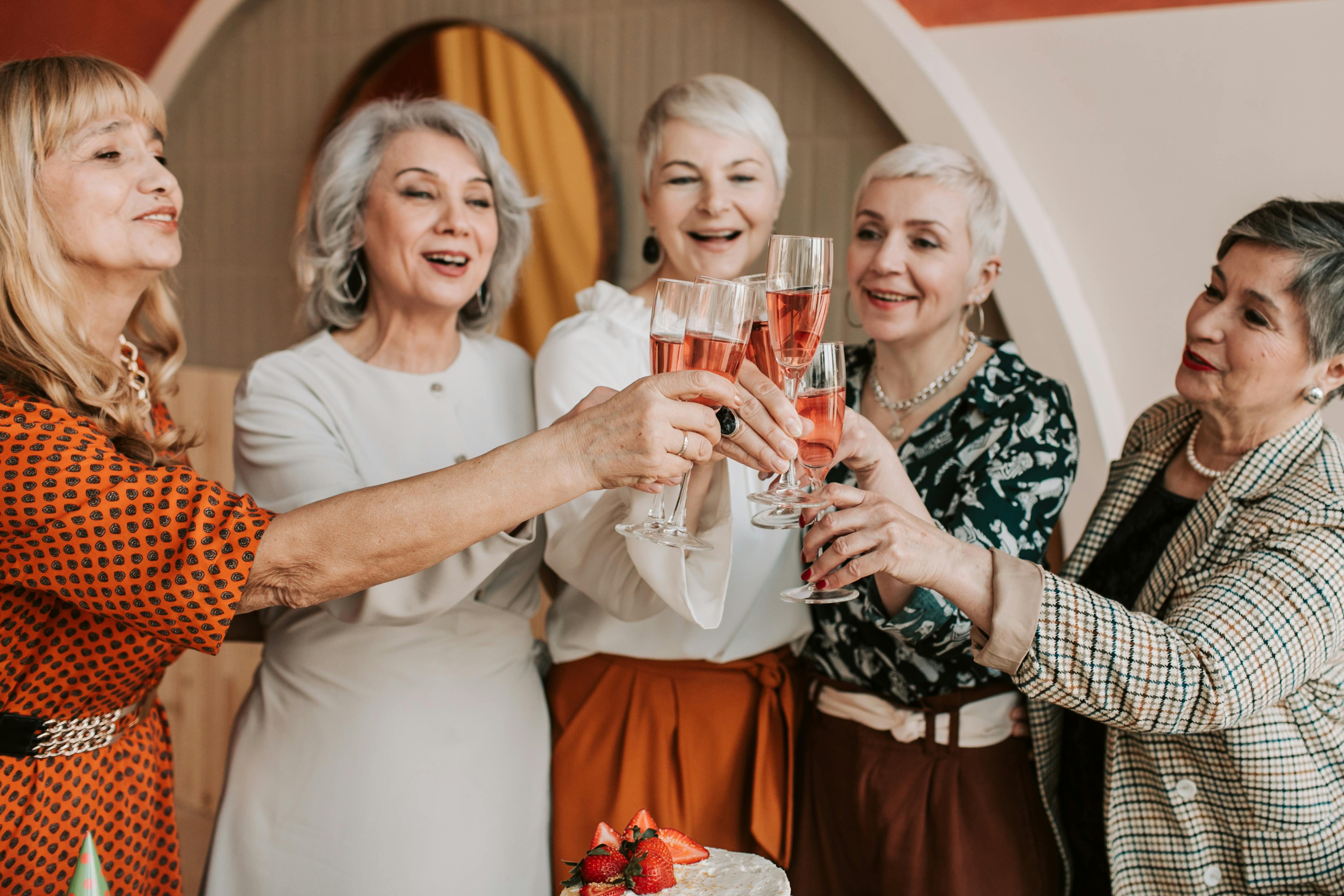 Freunde stoßen bei einer Party an | Quelle: Pexels