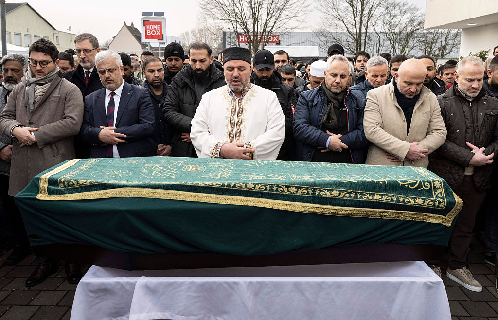 5. Februar 2026, Rheinland-Pfalz, Ludwigshafen: Über tausend Leute haben Serkan C. im Innenhof der Alemi-Islam-Moschee in Ludwigshafen die letzte Ehre erwiesen. | Quelle: Getty Images