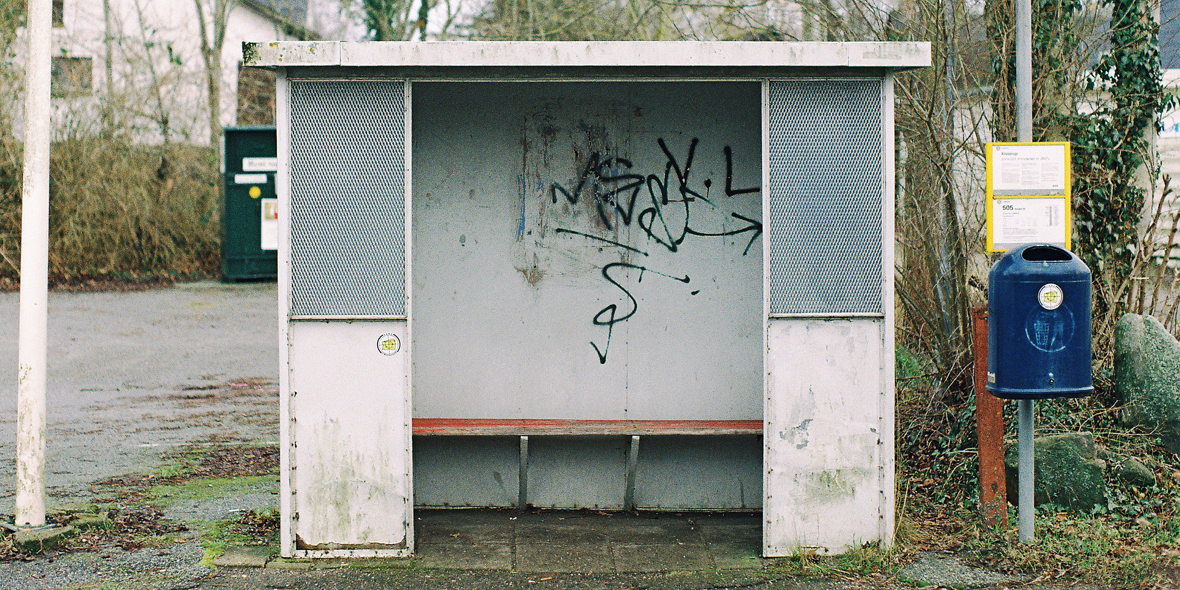 Eine Bushaltestelle mit Graffiti | Quelle: Flickr
