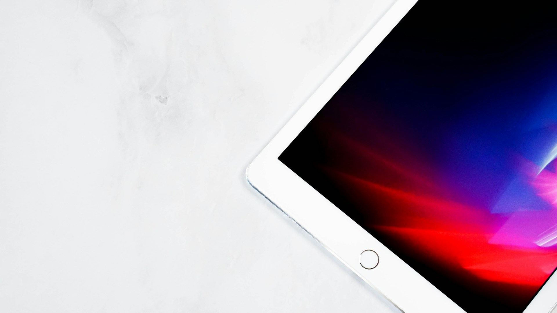 Ein iPad auf einer weißen Oberfläche | Quelle: Unsplash