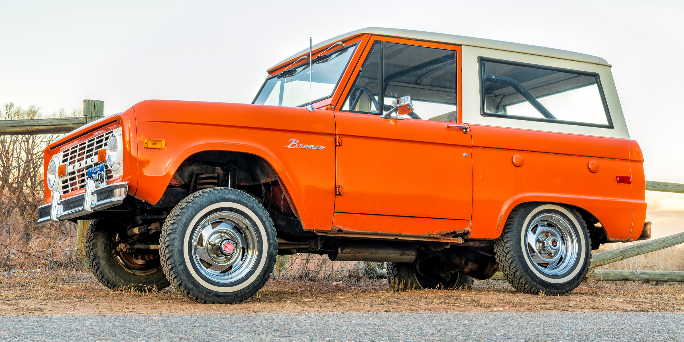 Ein klassischer orangefarbener 1972er Ford Bronco | Quelle: Shutterstock