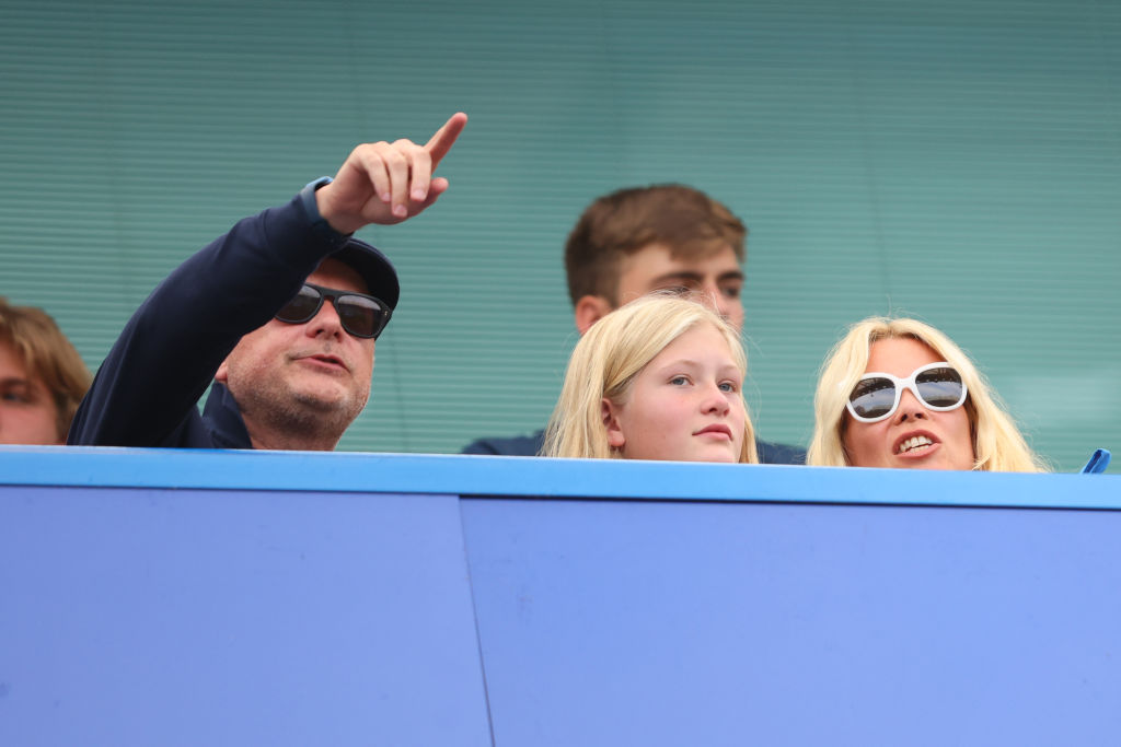 Claudia Schiffer mit Ehemann Matthew Vaughn und Tochter Cosima Violet während des Premier League Spiels zwischen Chelsea FC und Tottenham Hotspur an der Stamford Bridge am 14. August 2022 in London | Quelle: Getty Images