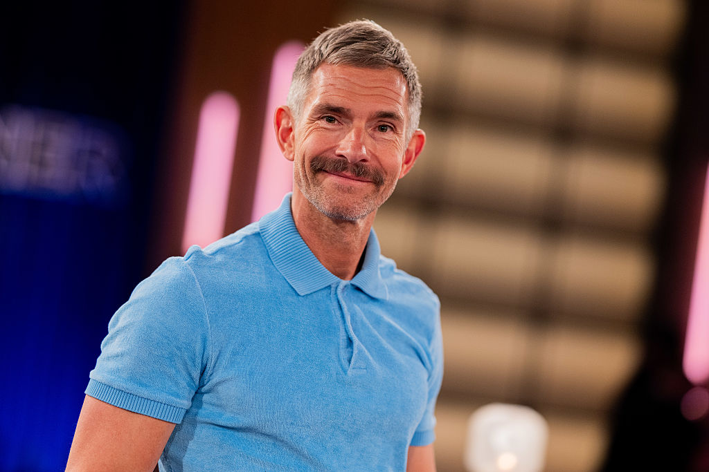 Moderator Micky Beisenherz steht nach einer Aufzeichnung der Talkshow „Kölner Treff“ in den WDR-Studios im Stadtteil Bocklemünd. | Quelle: Getty Images