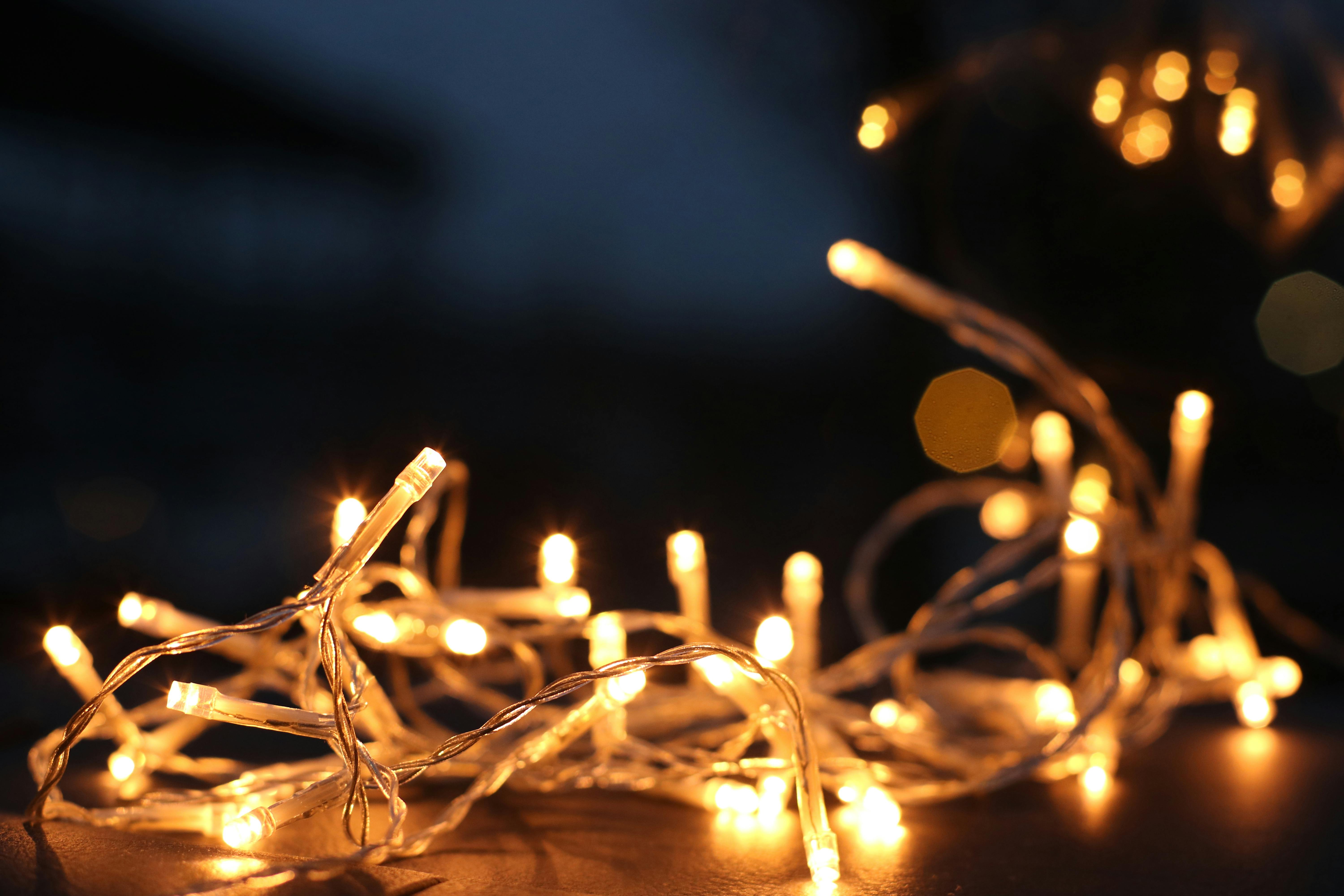 Beleuchtete Lichterkette | Quelle: Pexels