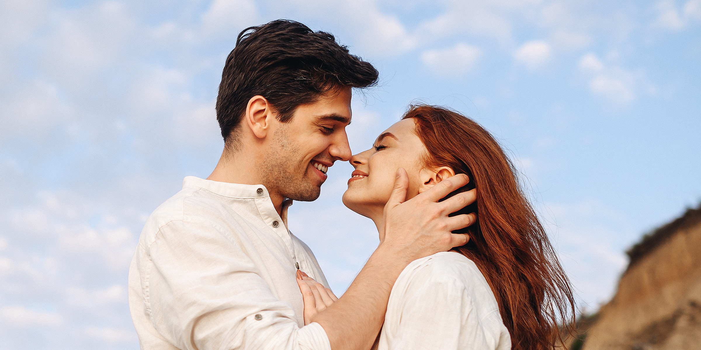 Ein glückliches Paar in einem intimen Moment | Quelle: Shutterstock