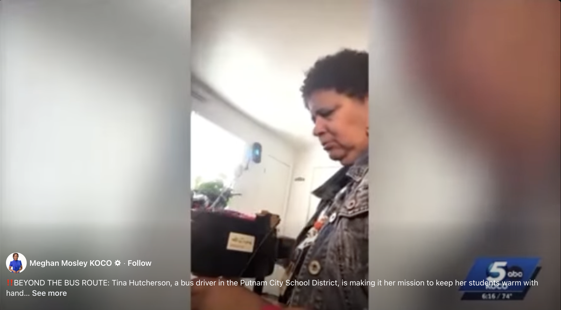 Tina Hutcherson ist bei der Arbeit an ihrer Strickmaschine zu sehen, datiert auf den 19. November 2025 | Quelle: Facebook/meghanmosleykoco