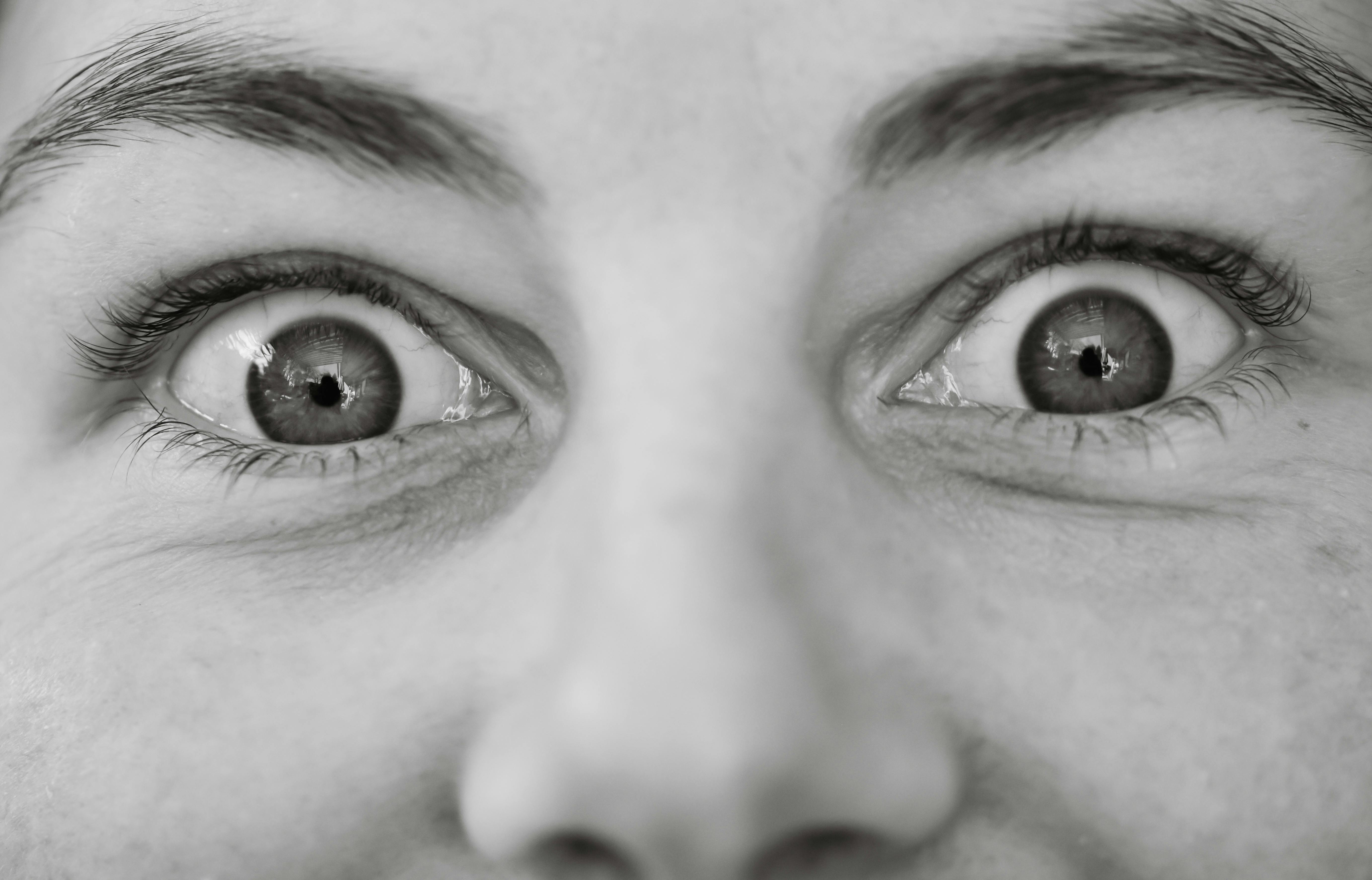 Eine Nahaufnahme der schockierten Augen einer Frau | Quelle: Pexels