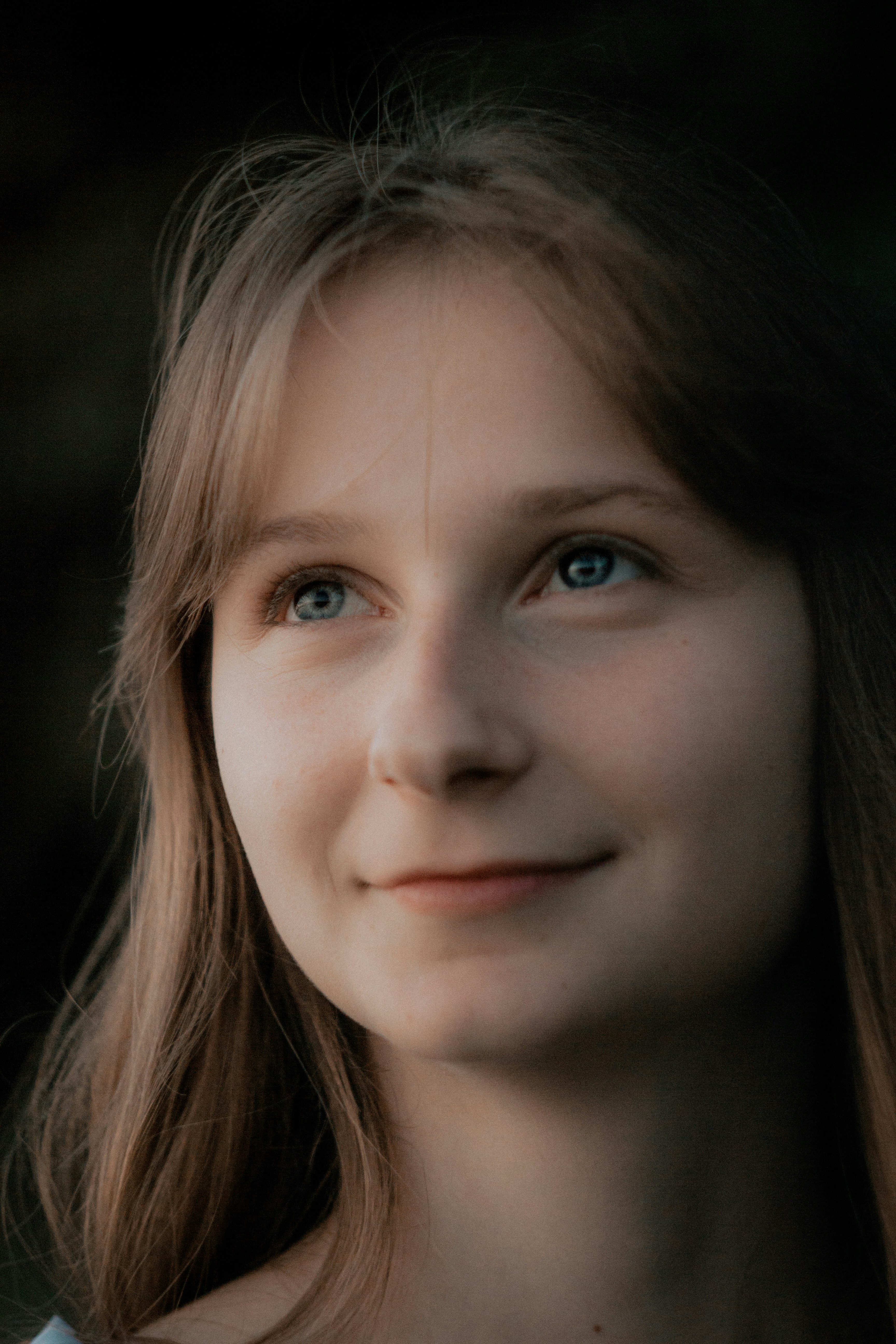 Ein lächelndes Teenager-Mädchen | Quelle: Unsplash