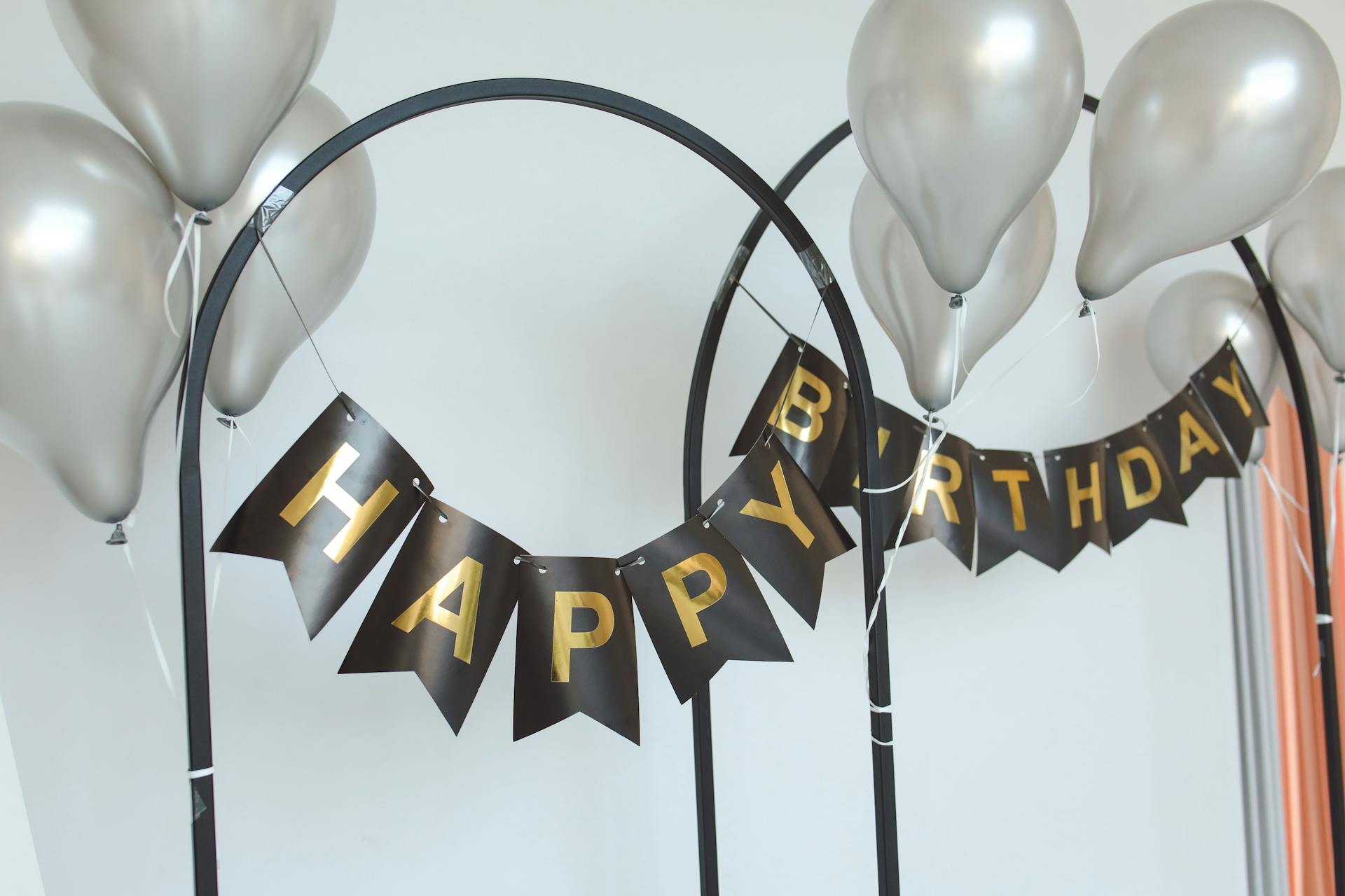 Ein Glückwunsch-Banner und Luftballons | Quelle: Pexels