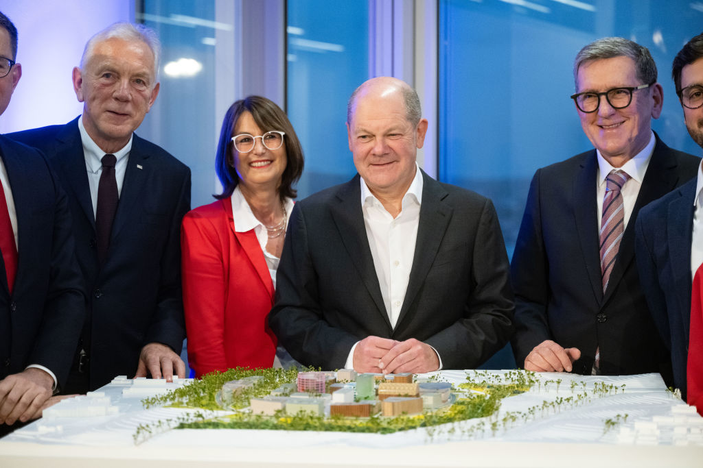 12. November 2023, Heilbronn: Bundeskanzler Olaf Scholz, Reinhold Geilsdörfer, Silke Lohmiller, OB Harry Mergel und Gerd Chrzanowski vor einem Modell des Innovation Park Artificial Intelligence (IPAI) auf dem Bildungscampus der Dieter-Schwarz-Stiftung. | Quelle: Getty Images