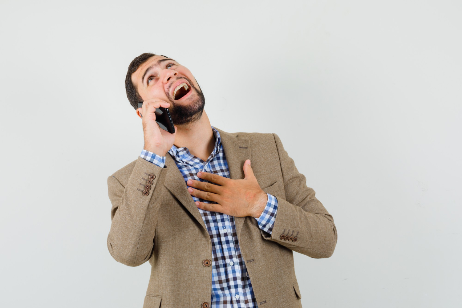 Ein aufgeregter Mann, der telefoniert | Quelle: Freepik