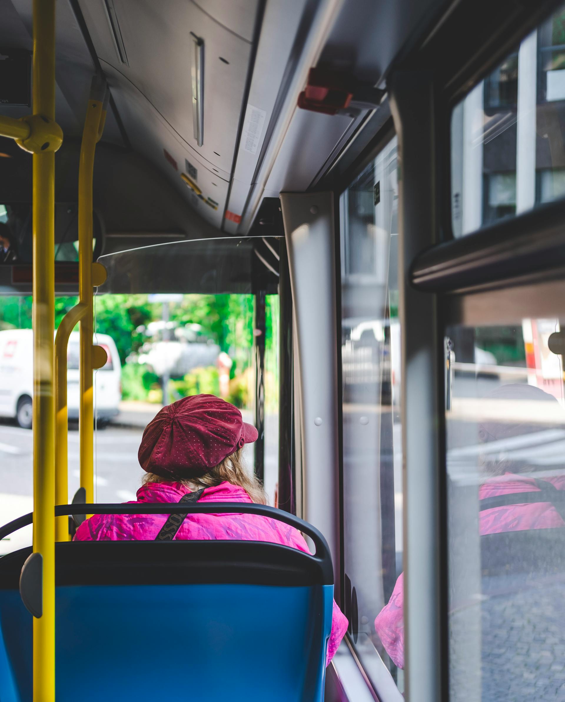 Eine Frau, die aus einem Busfenster starrt | Quelle: Pexels
