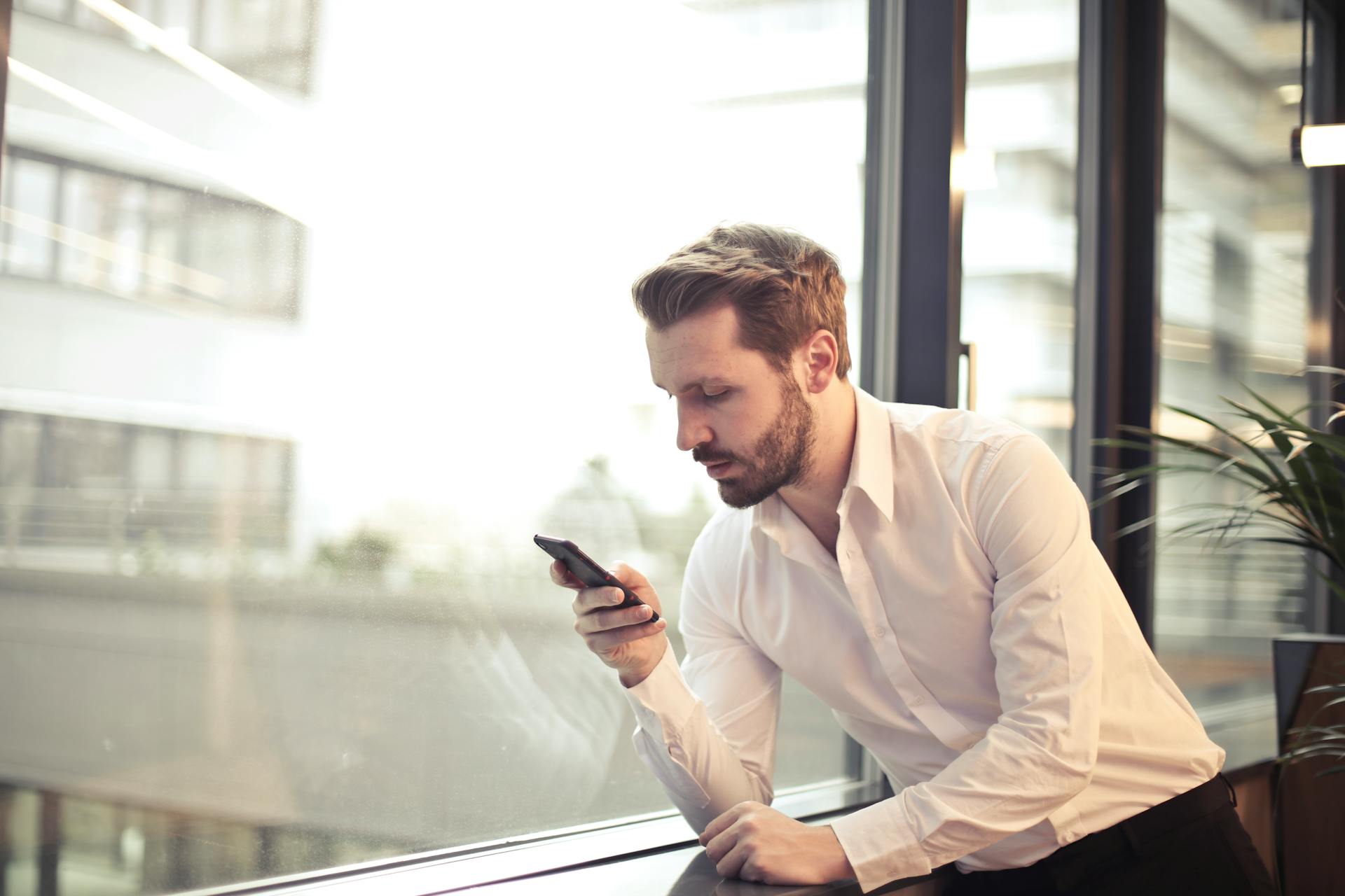 Ein Mann benutzt sein Telefon | Quelle: Pexels