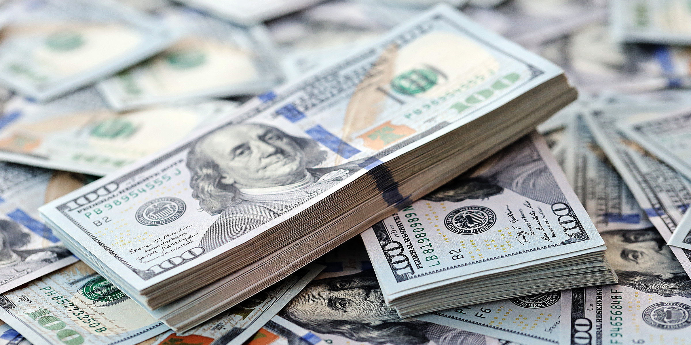 Nahaufnahme von Hundert-Dollar-Scheinen | Quelle: Shutterstock