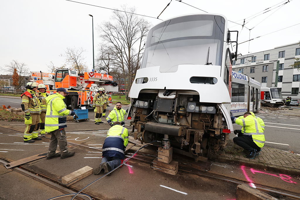 26. November 2025, Nordrhein-Westfalen, Düsseldorf: Einsatzkräfte arbeiten an der entgleisten Straßenbahn | Quelle: Getty Images