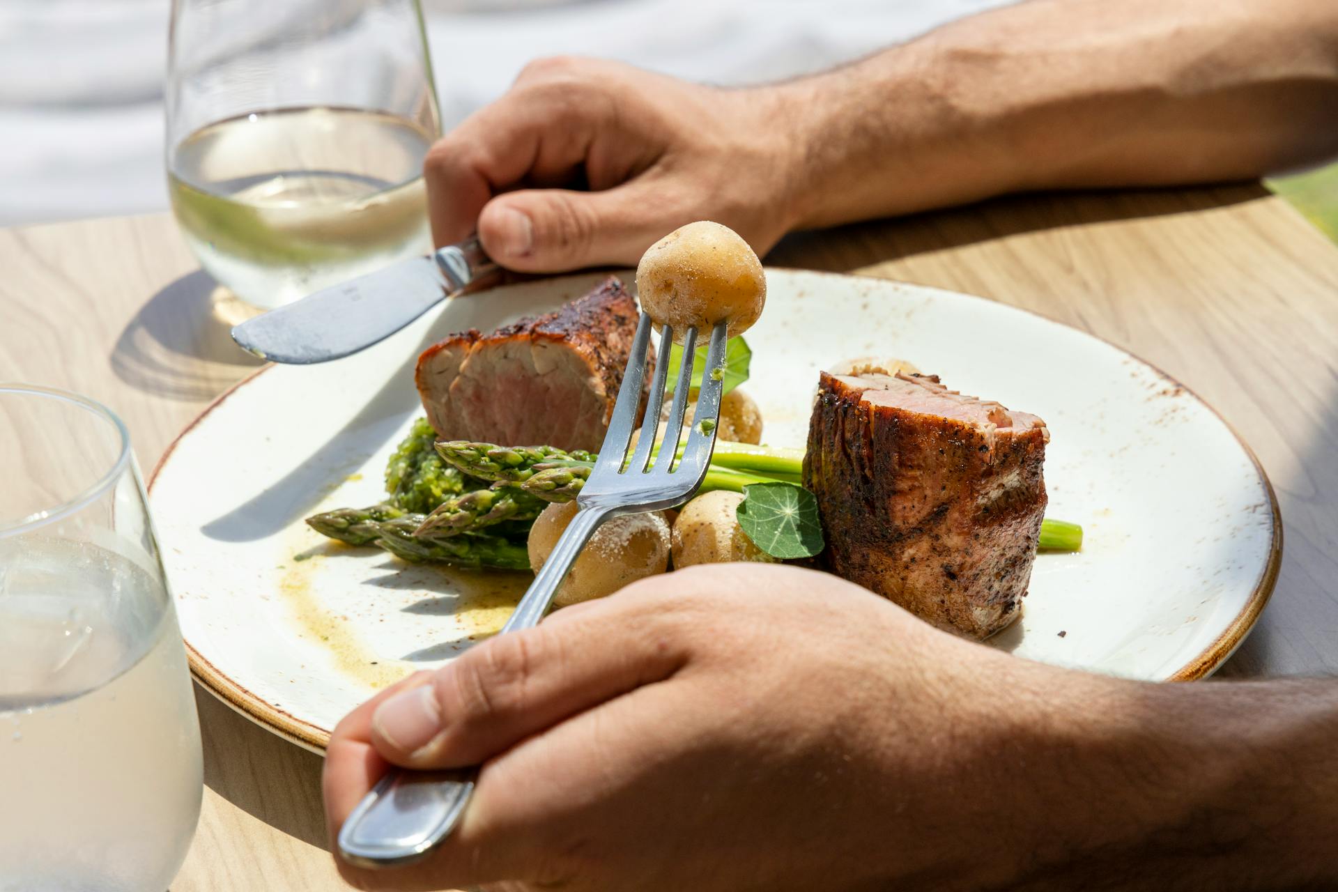 Ein Mann hält eine Gabel | Quelle: Pexels