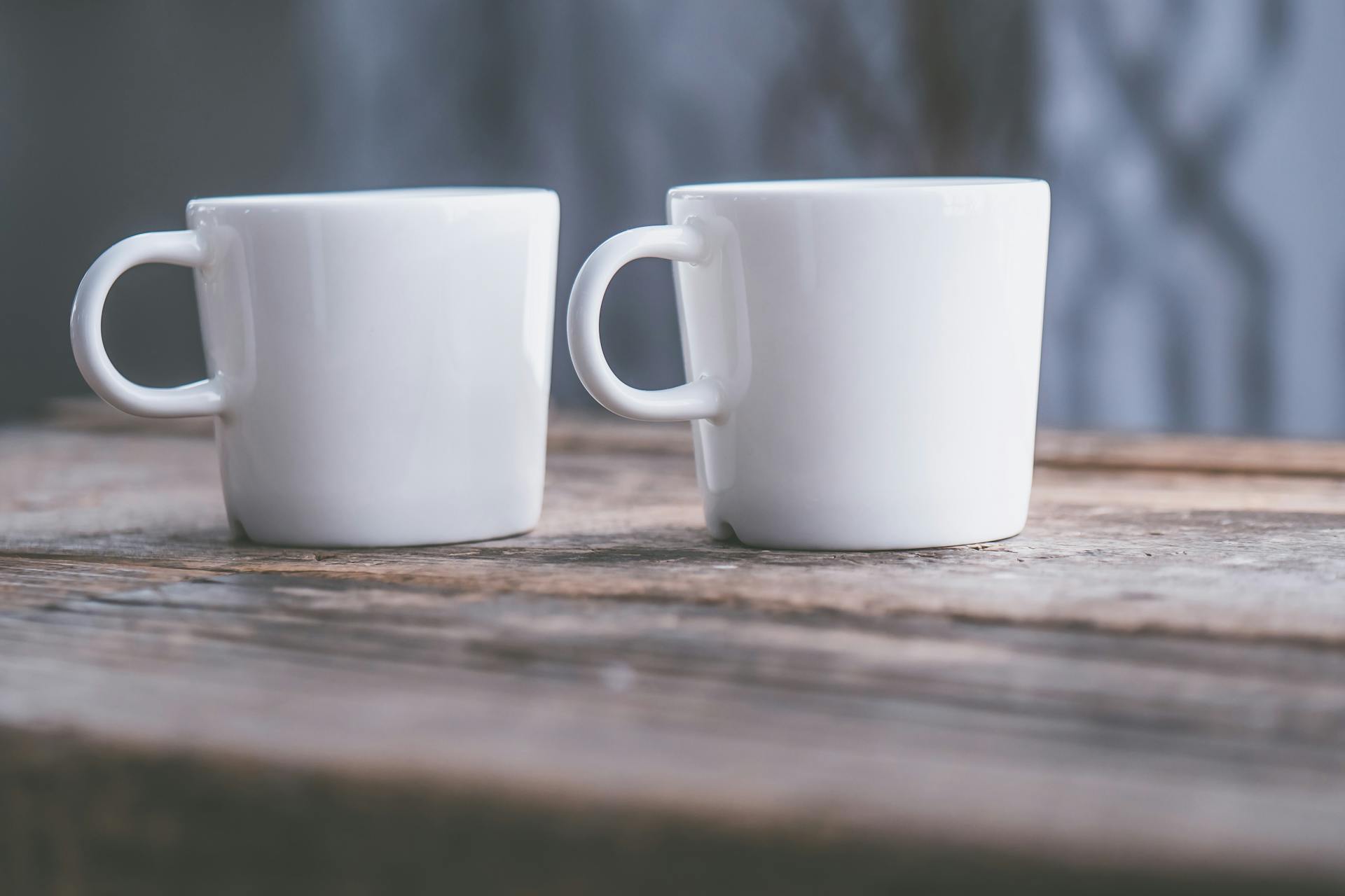 Zwei Tassen auf einem Tisch | Quelle: Pexels
