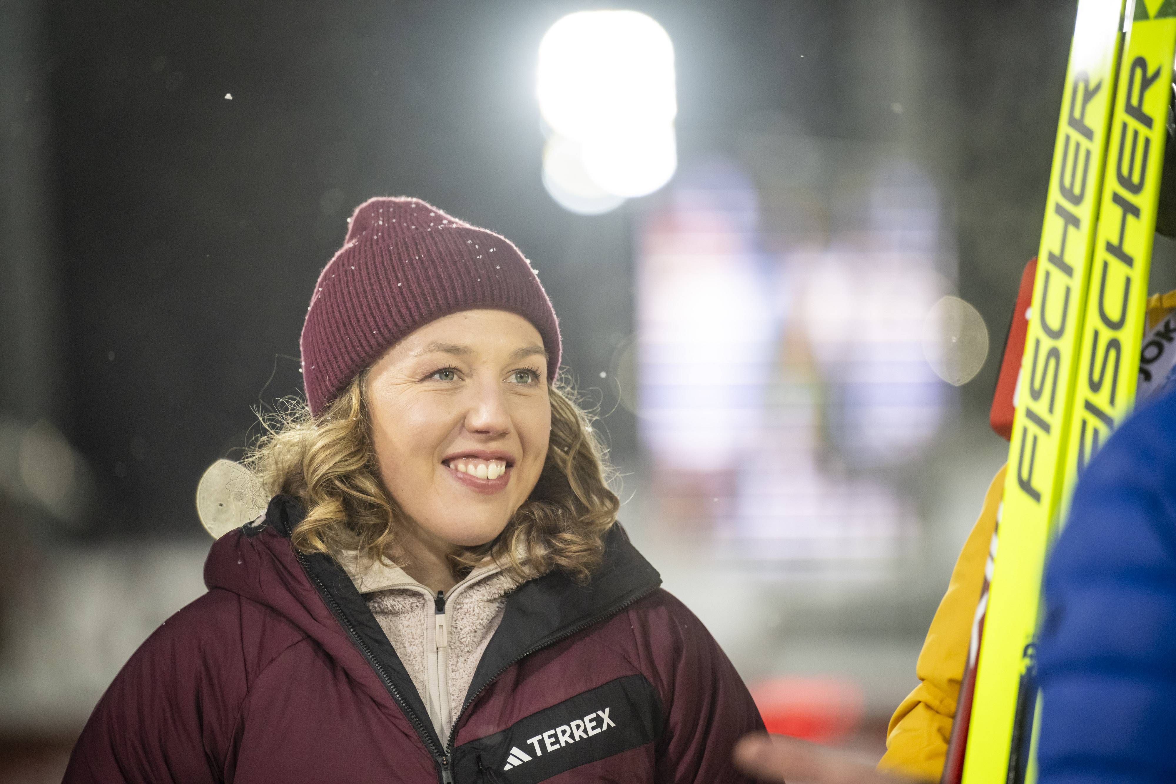 Laura Dahlmeier während des Fernsehinterviews nach dem 12,5-km-Verfolgungsrennen der Männer beim BMW IBU Biathlon-Weltcup in Östersund am 3. Dezember 2023 in Östersund, Schweden. | Quelle: Getty Images