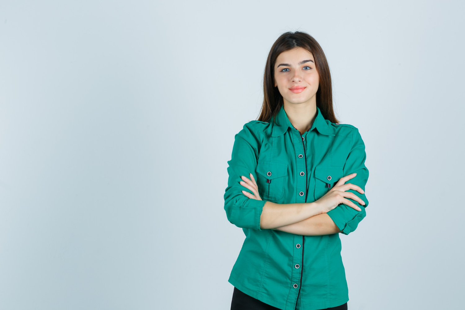 Eine lächelnde Frau mit verschränkten Armen | Quelle: Freepik