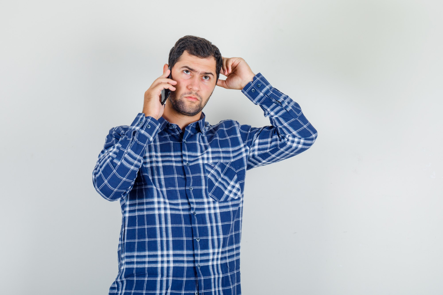 Ein besorgter Mann, der telefoniert | Quelle: Freepik