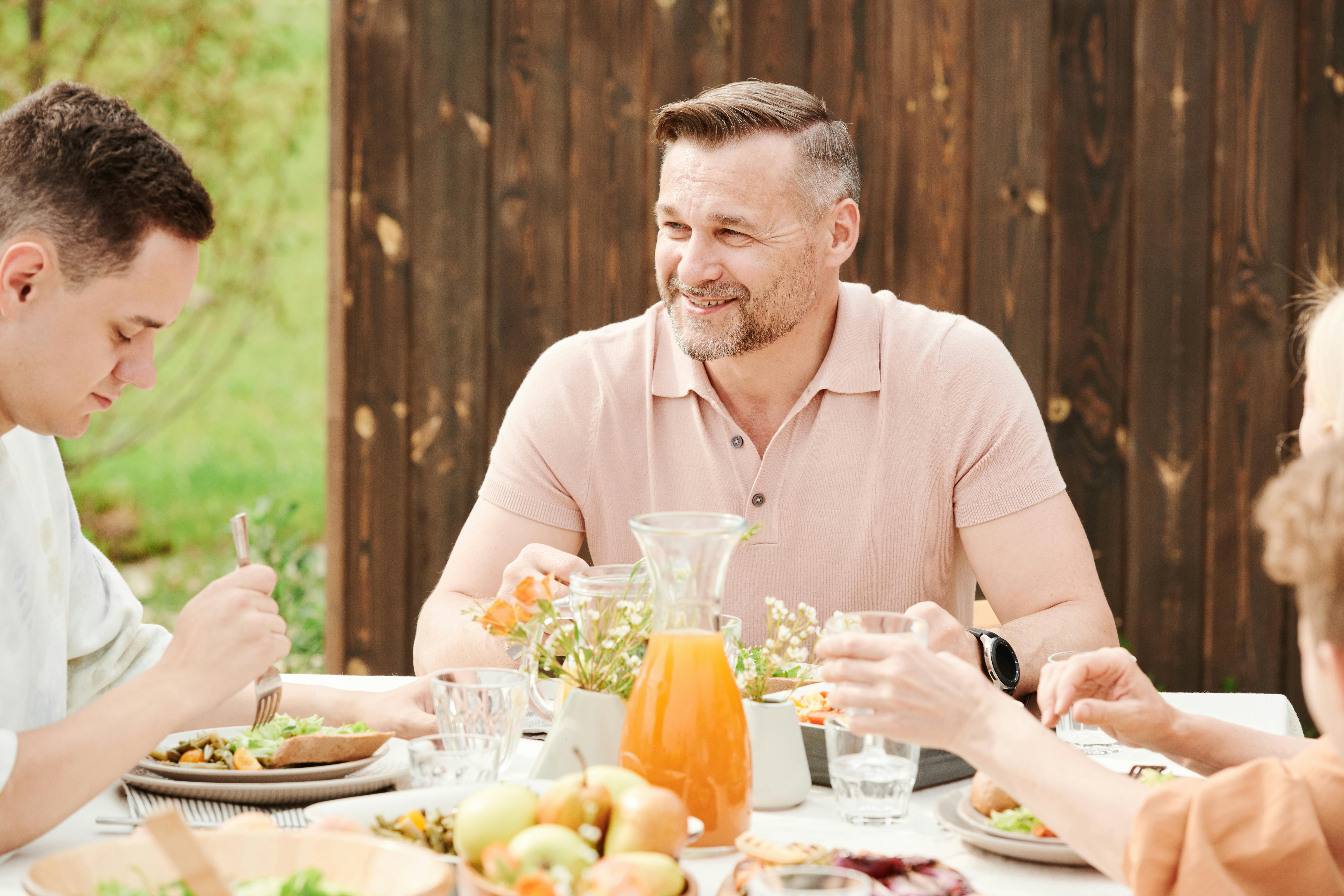 Eine Familie beim gemeinsamen Essen | Quelle: Pexels