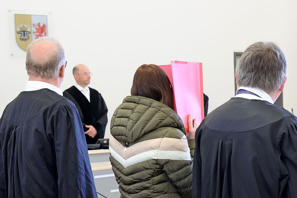 28. April 2026, Mecklenburg-Vorpommern, Rostock: Thomas Löcker (v. l. n. r.), Rechtsanwalt, die Angeklagte und Andreas Ohm, Rechtsanwalt, warten im Gerichtssaal des Landgerichts auf den Beginn des Mordprozesses im Fall Fabian. Dem Angeklagten wird vorgeworfen, den damals achtjährigen Fabian aus Güstrow am 10. Oktober 2025 aus niederen Beweggründen heimtückisch getötet zu haben. | Quelle: Getty Images