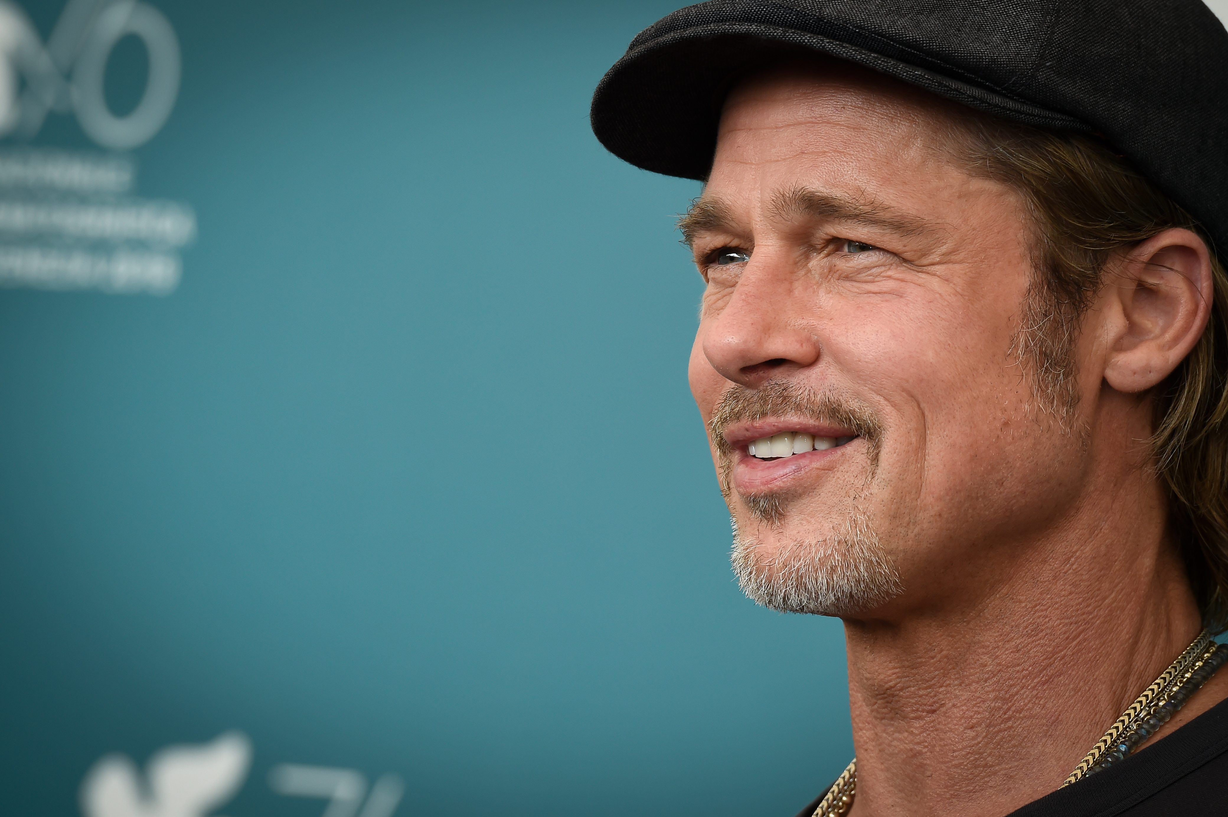 Jahre vor seinem Look mit nach hinten gegeltem Haar in San Sebastián trug Pitt sein Haar länger unter einer dunklen Mütze, während er für „Ad Astra“ bei den Internationalen Filmfestspielen von Venedig 2019. The close-up shows an earlier hairstyle as his latest red-carpet look draws fresh attention. | Source: Getty Images