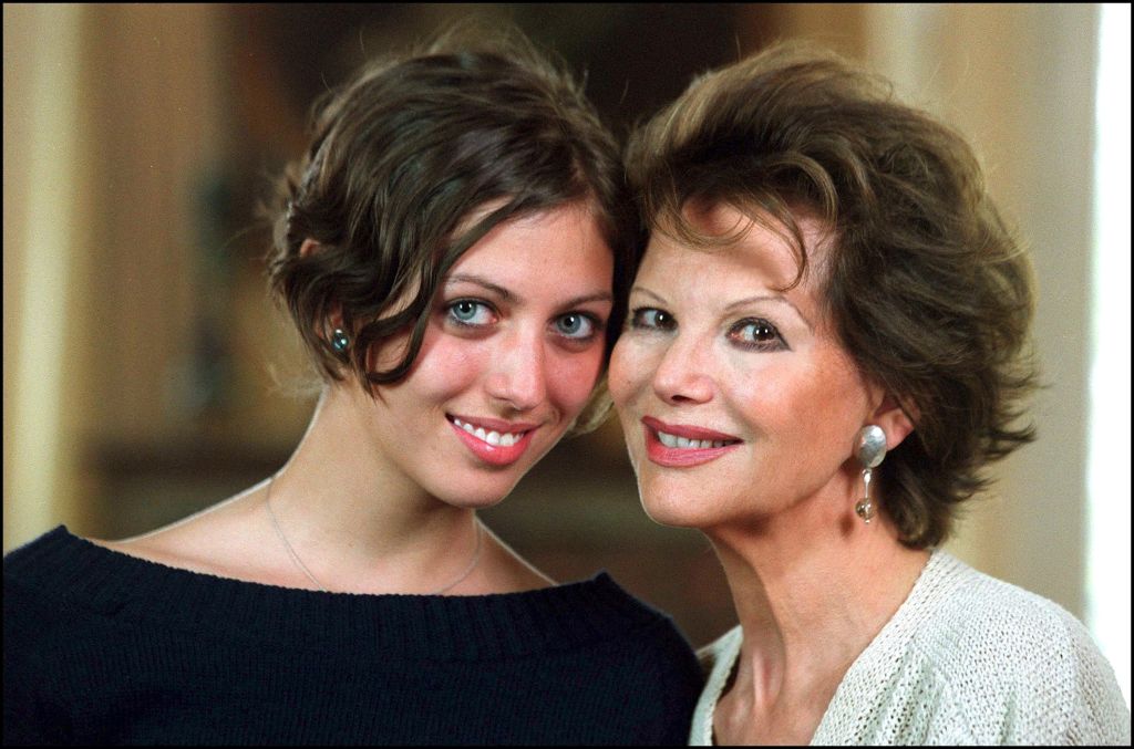 Claudia Cardinale und ihre Tochter Claudia in ihrer Pariser Wohnung in Paris, Frankreich am 26. April 2000. | Quelle: Getty Images