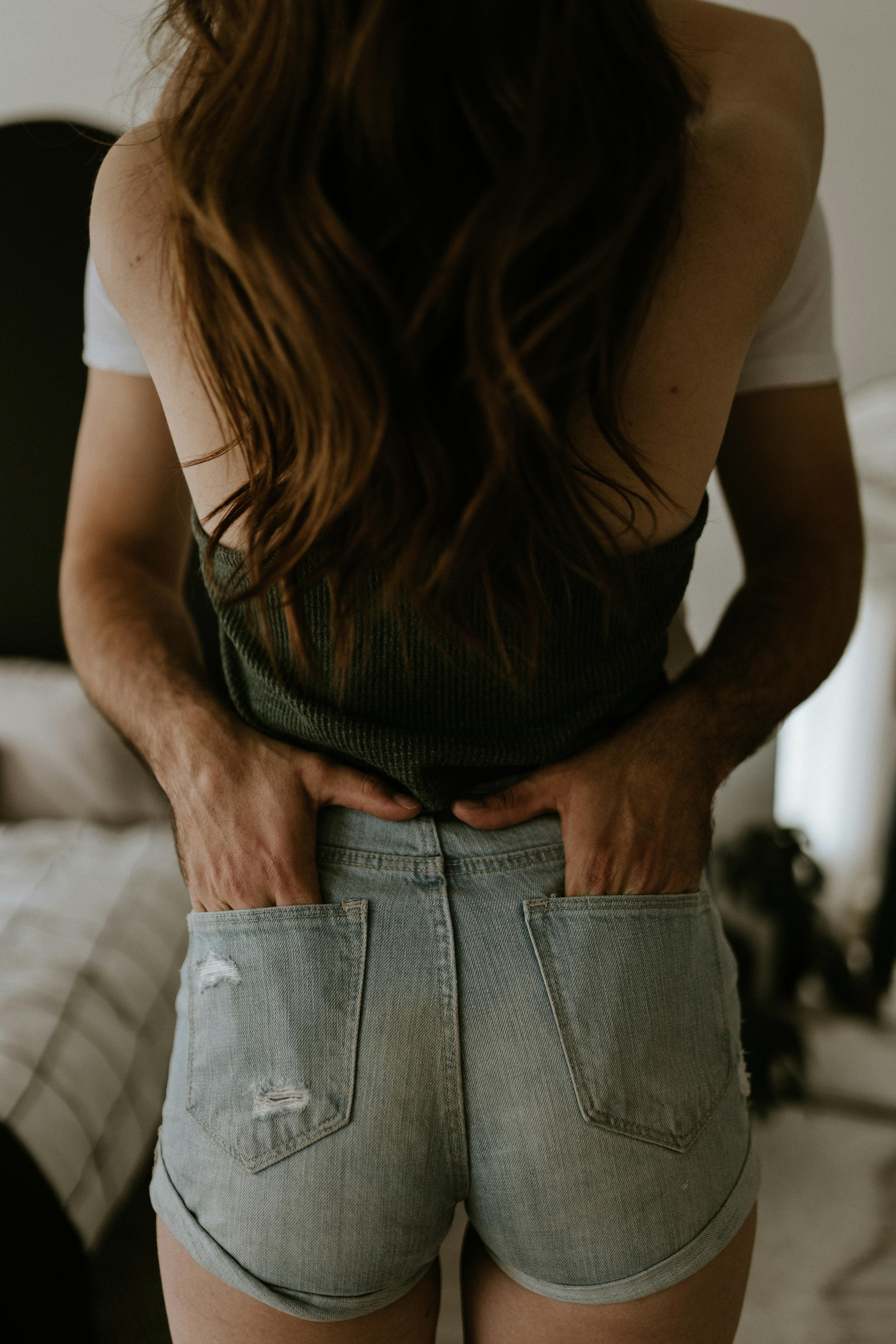 Ein Paar, das sich umarmt | Quelle: Pexels
