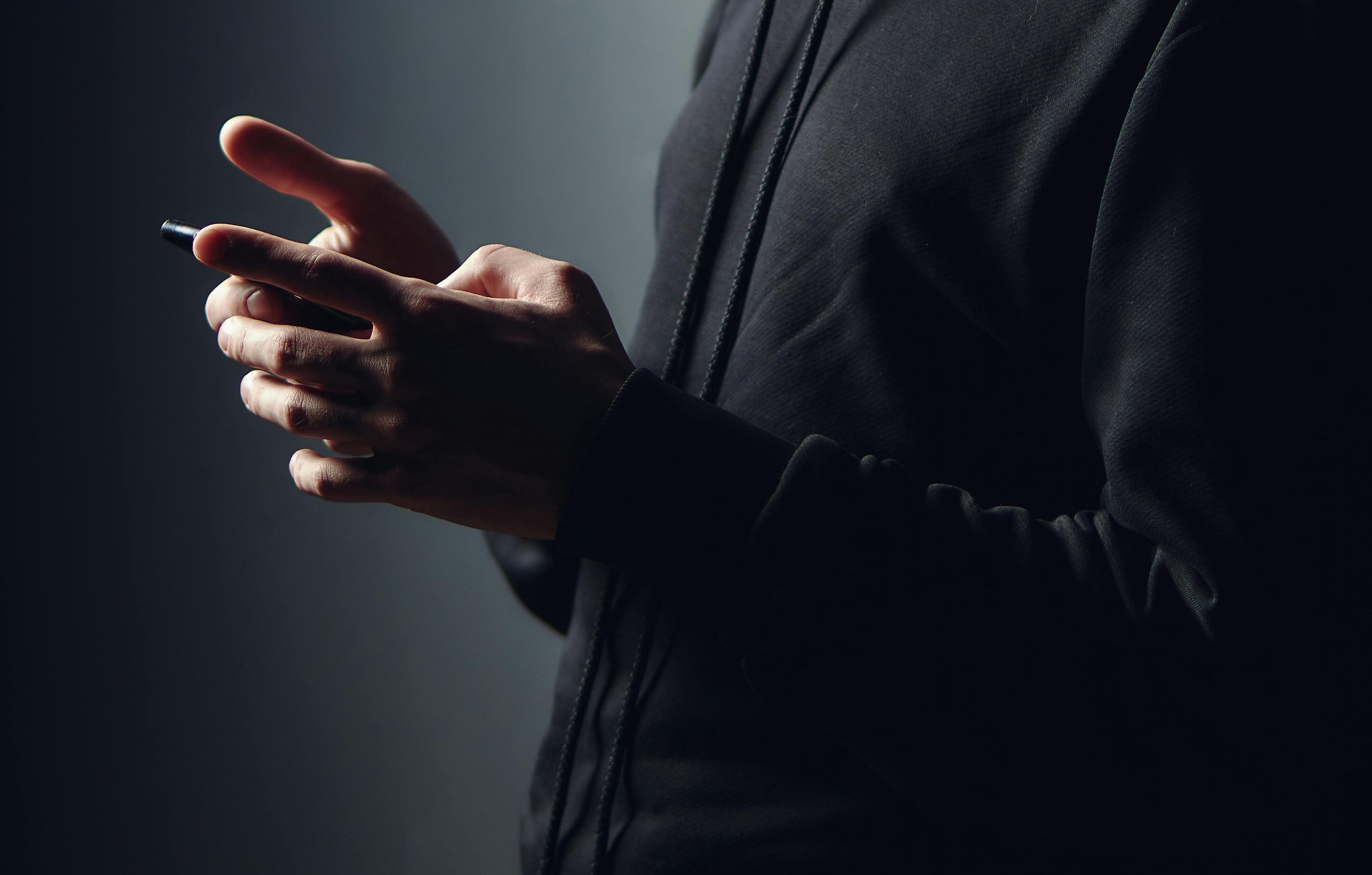 Eine Person, die ein Telefon benutzt | Quelle: Pexels